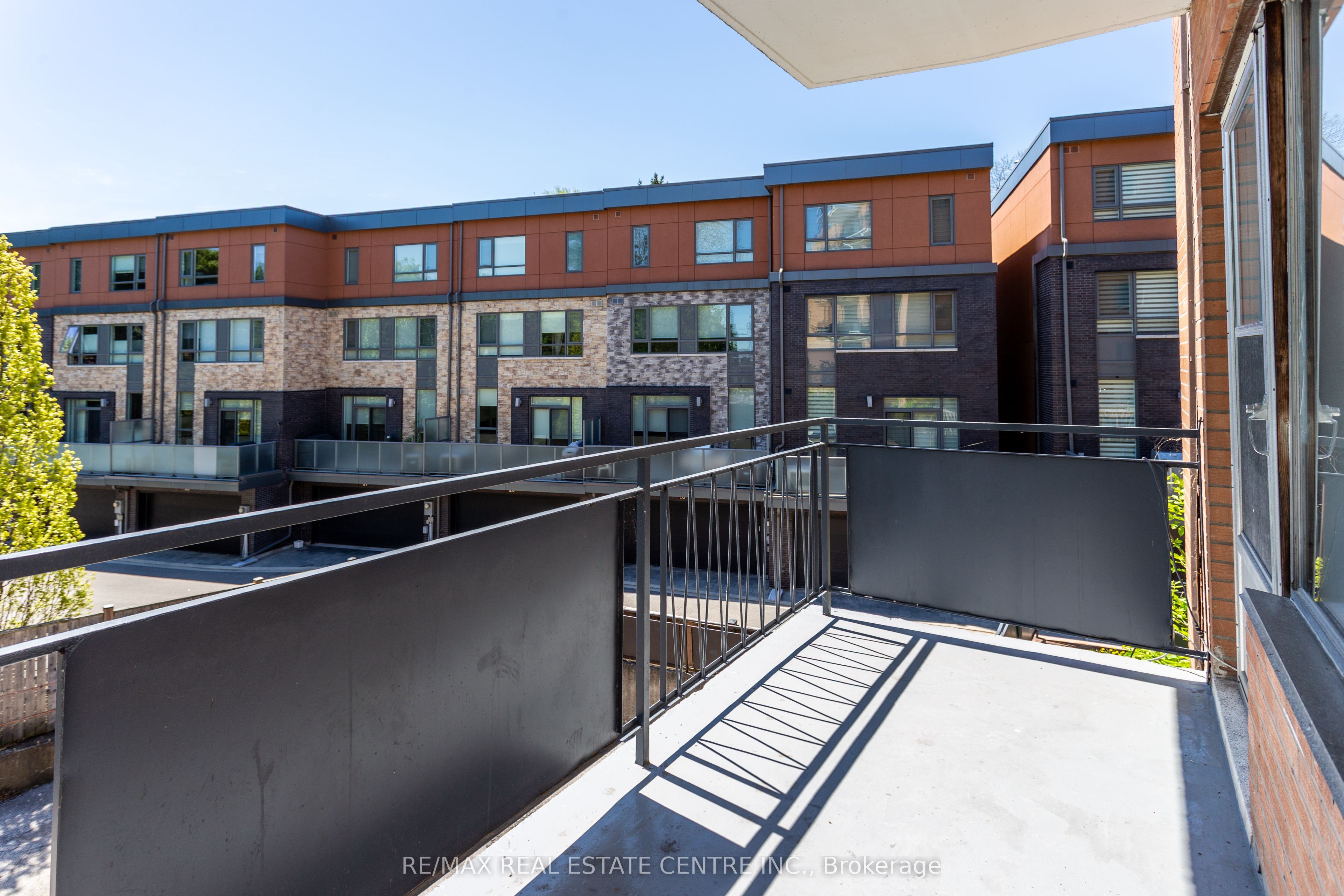 371 Lakeshore Road W 205, Mississauga, ON L5H 1H4 photo 2