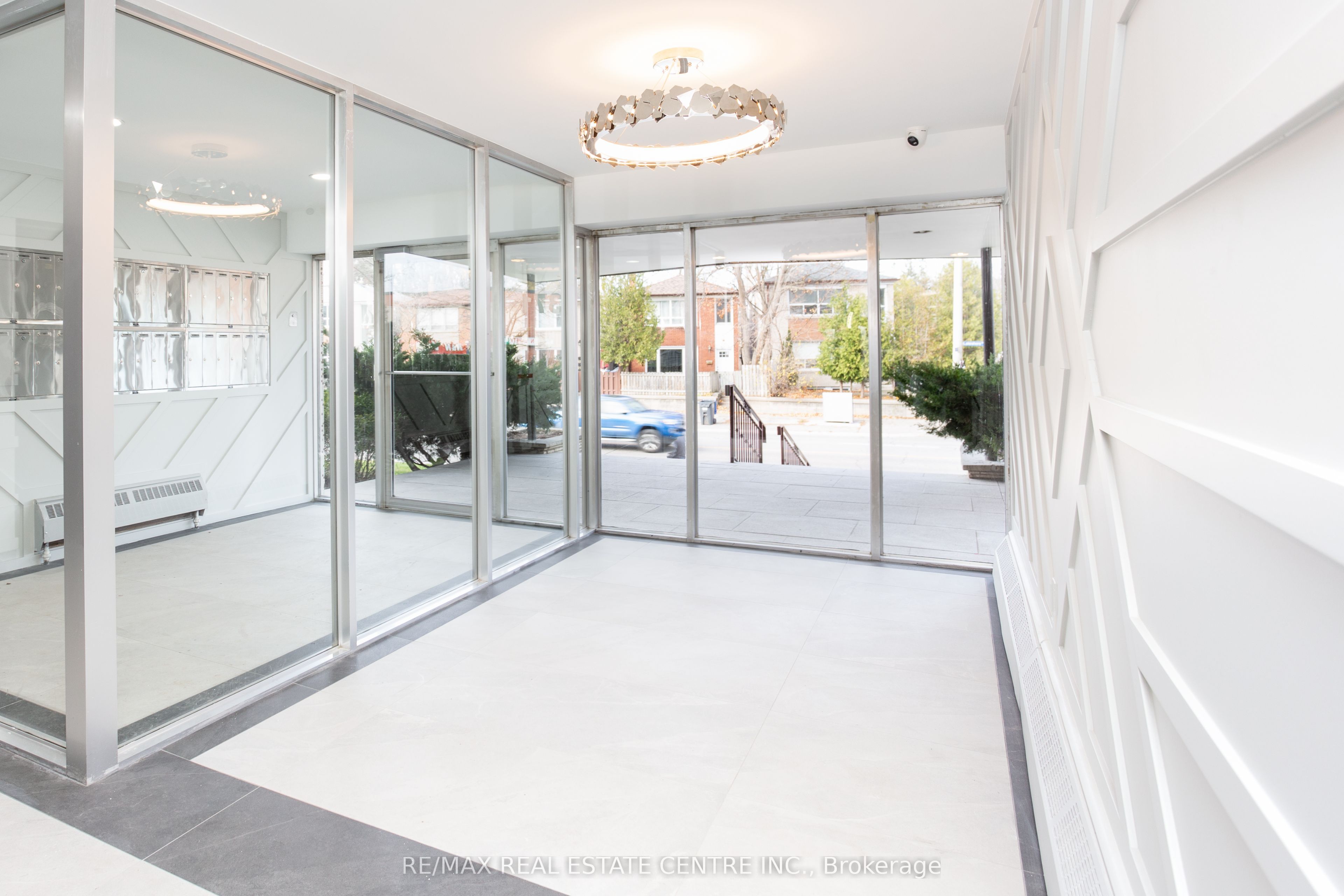 371 Lakeshore Road W 205, Mississauga, ON L5H 1H4 photo 3
