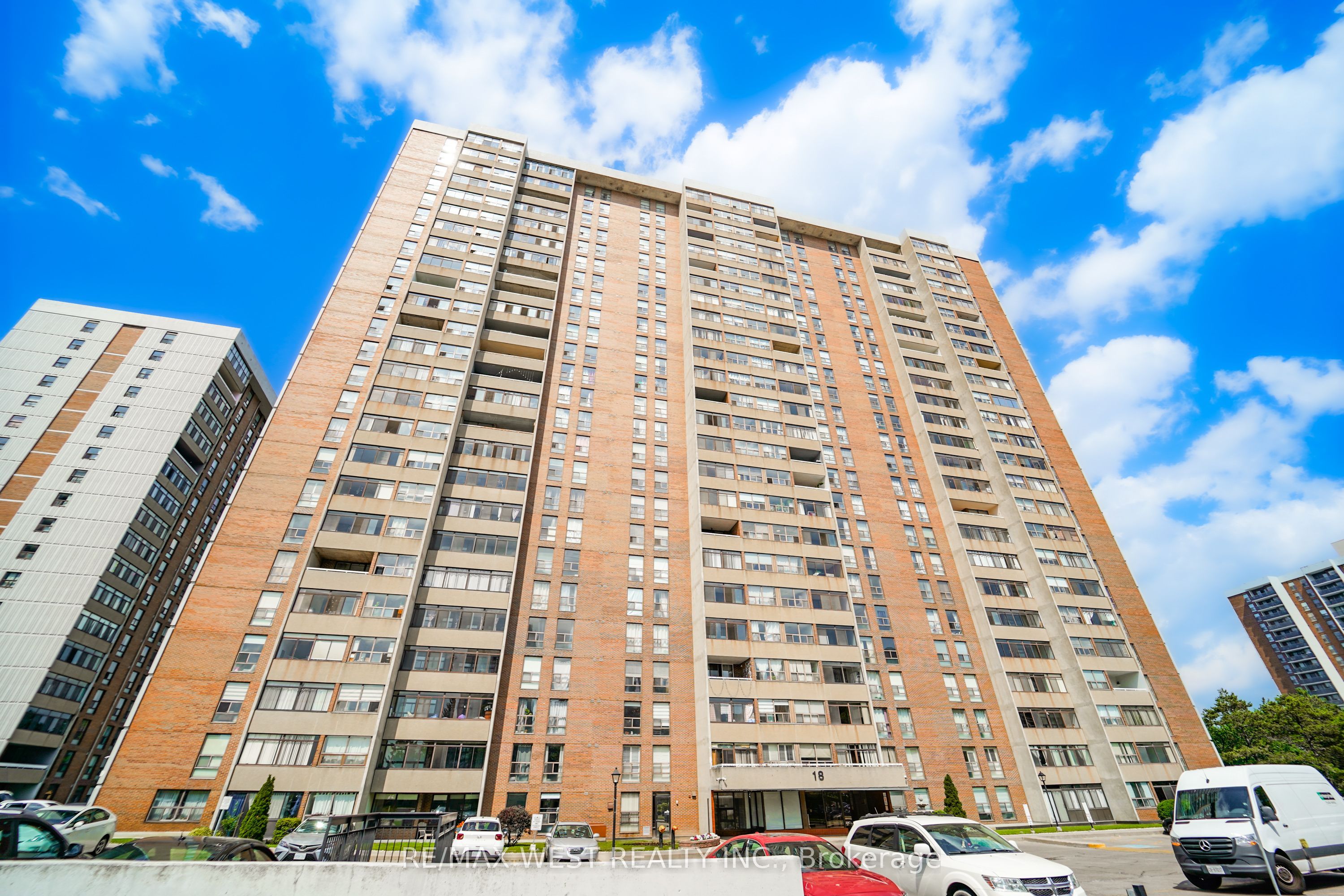 18 Knightsbridge Road 1604, Brampton, ON L6T 3X5