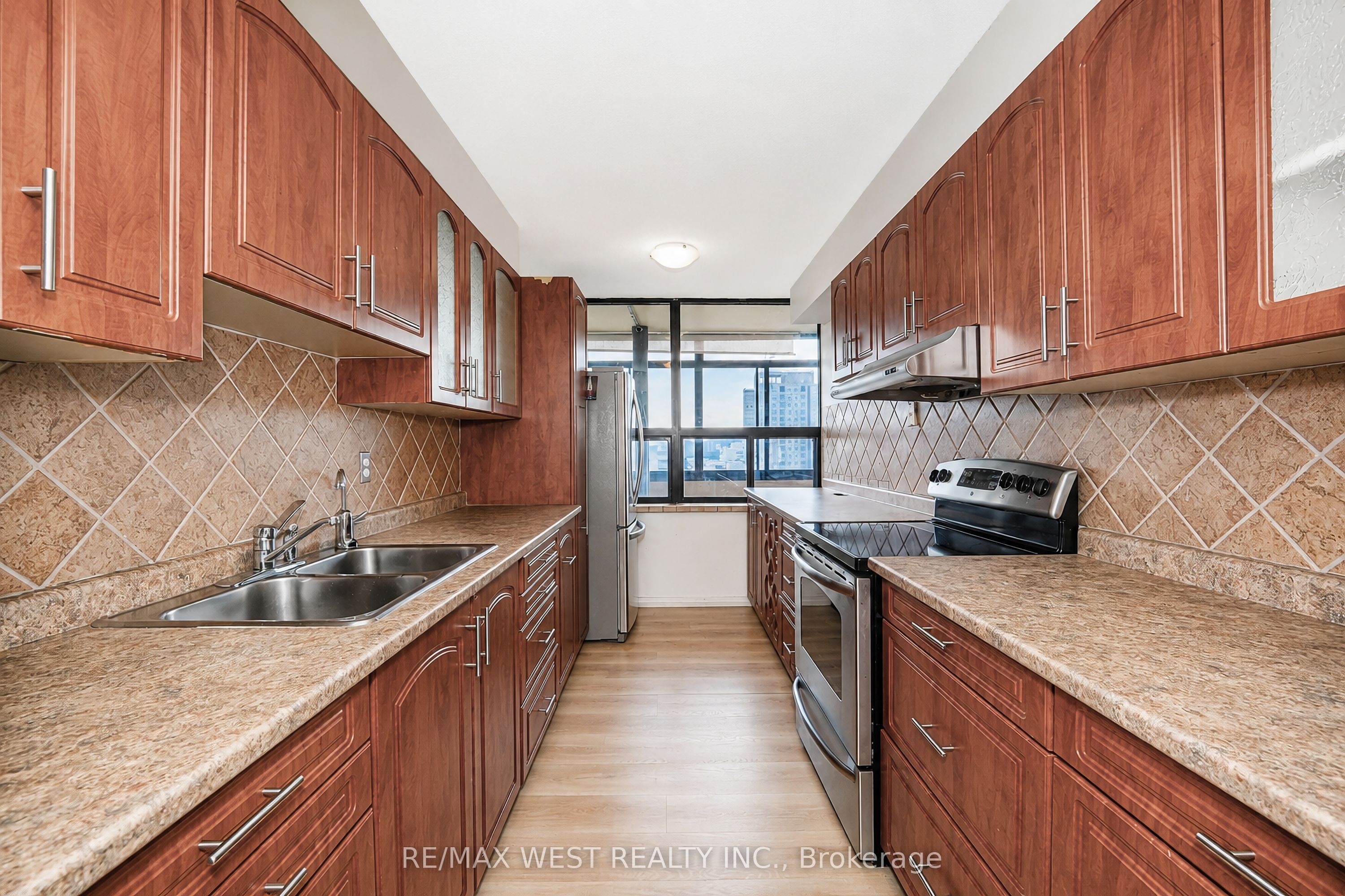 18 Knightsbridge Road 1604, Brampton, ON L6T 3X5 photo 3