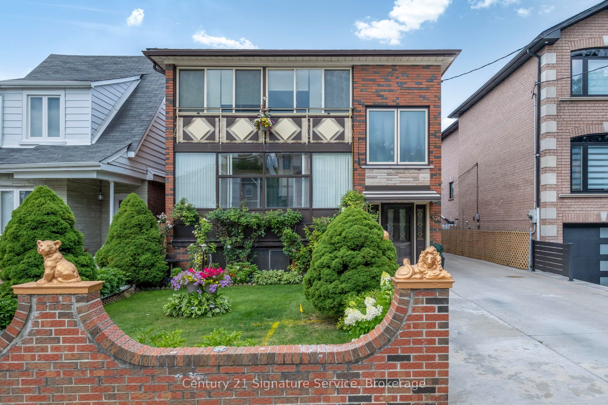 524 Silverthorn Avenue, Toronto, ON M6M 3H7