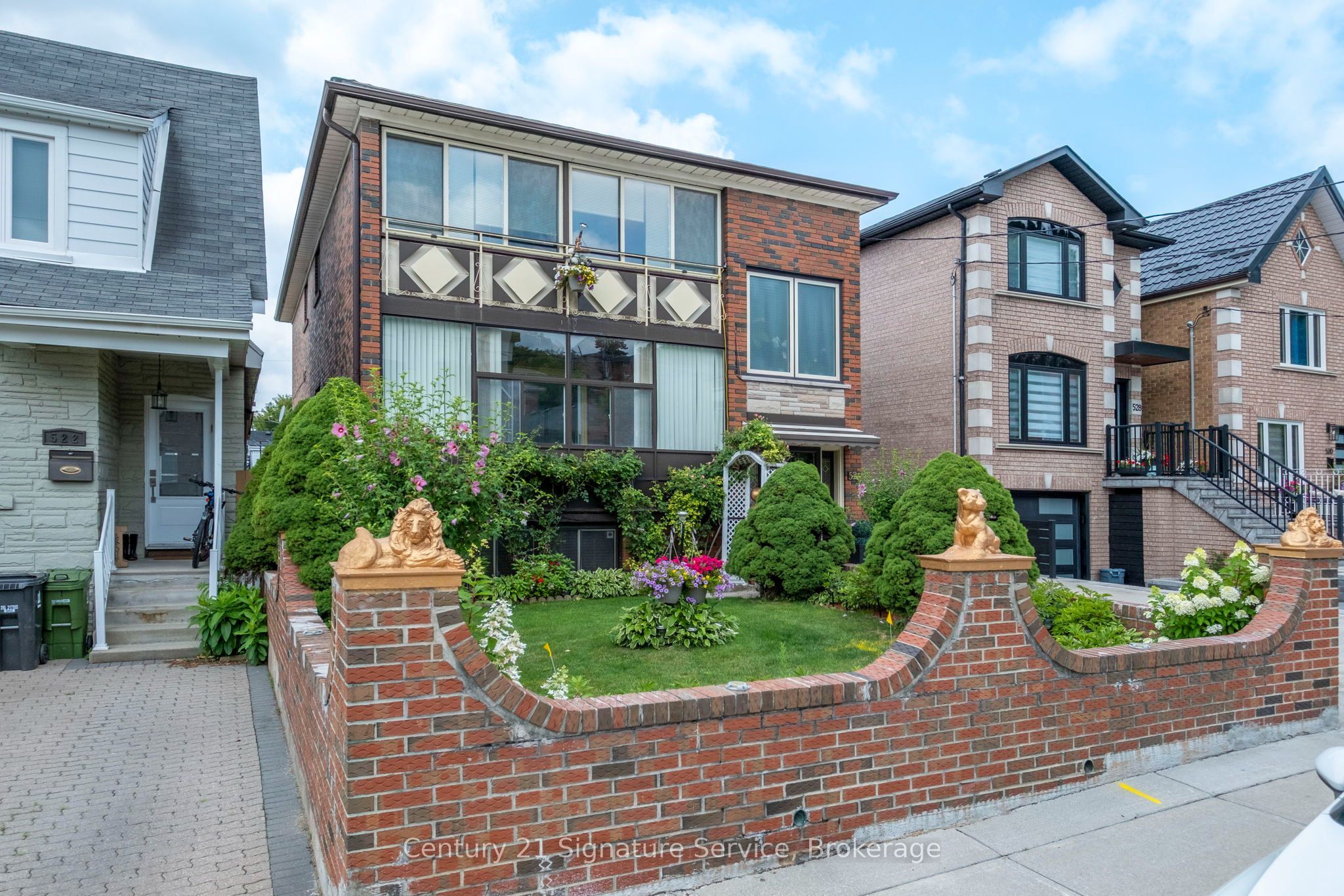 524 Silverthorn Avenue, Toronto, ON M6M 3H7 photo 2