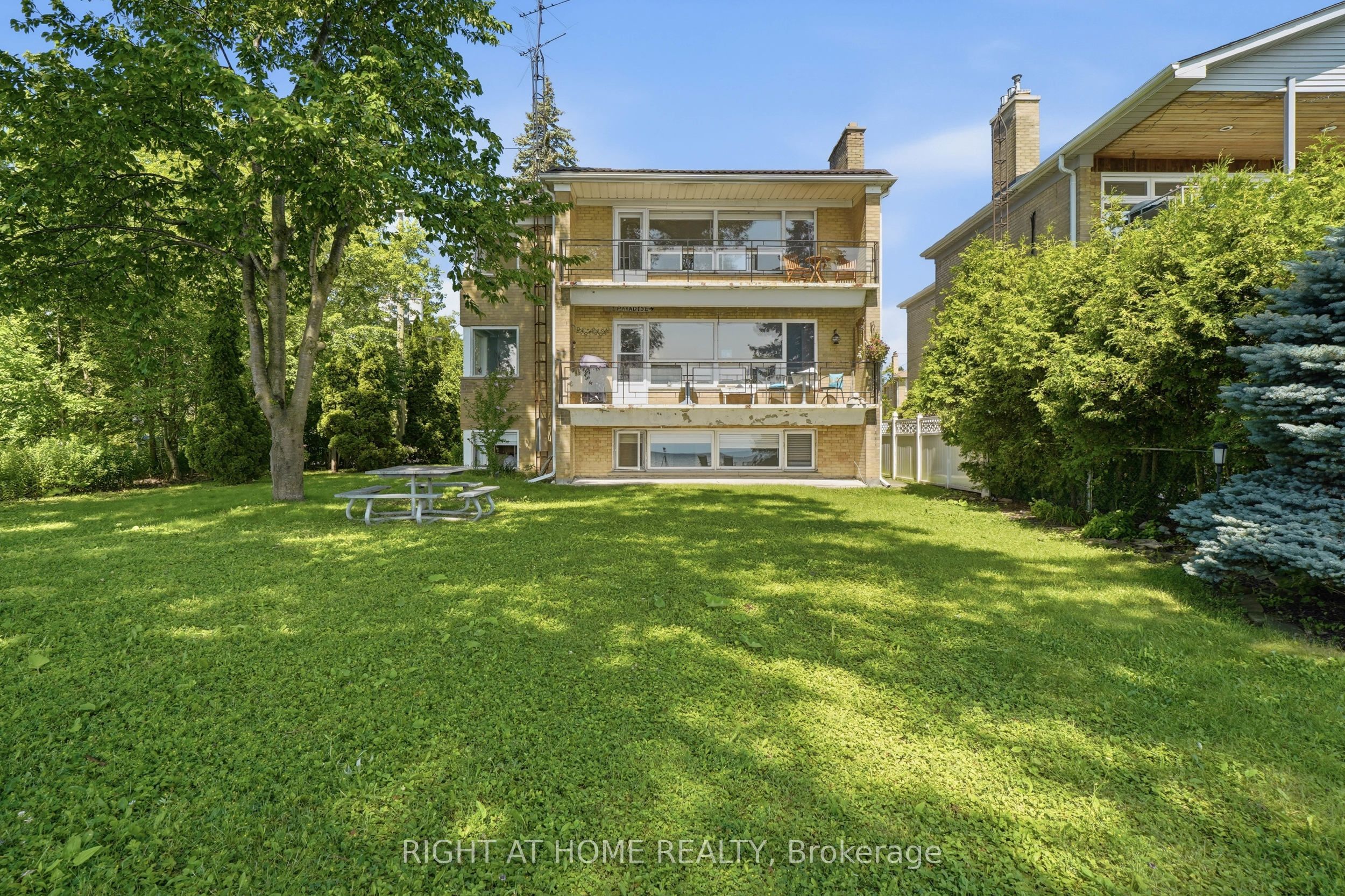 3 Carlis Place, Mississauga, ON L5G 1A8 photo 2