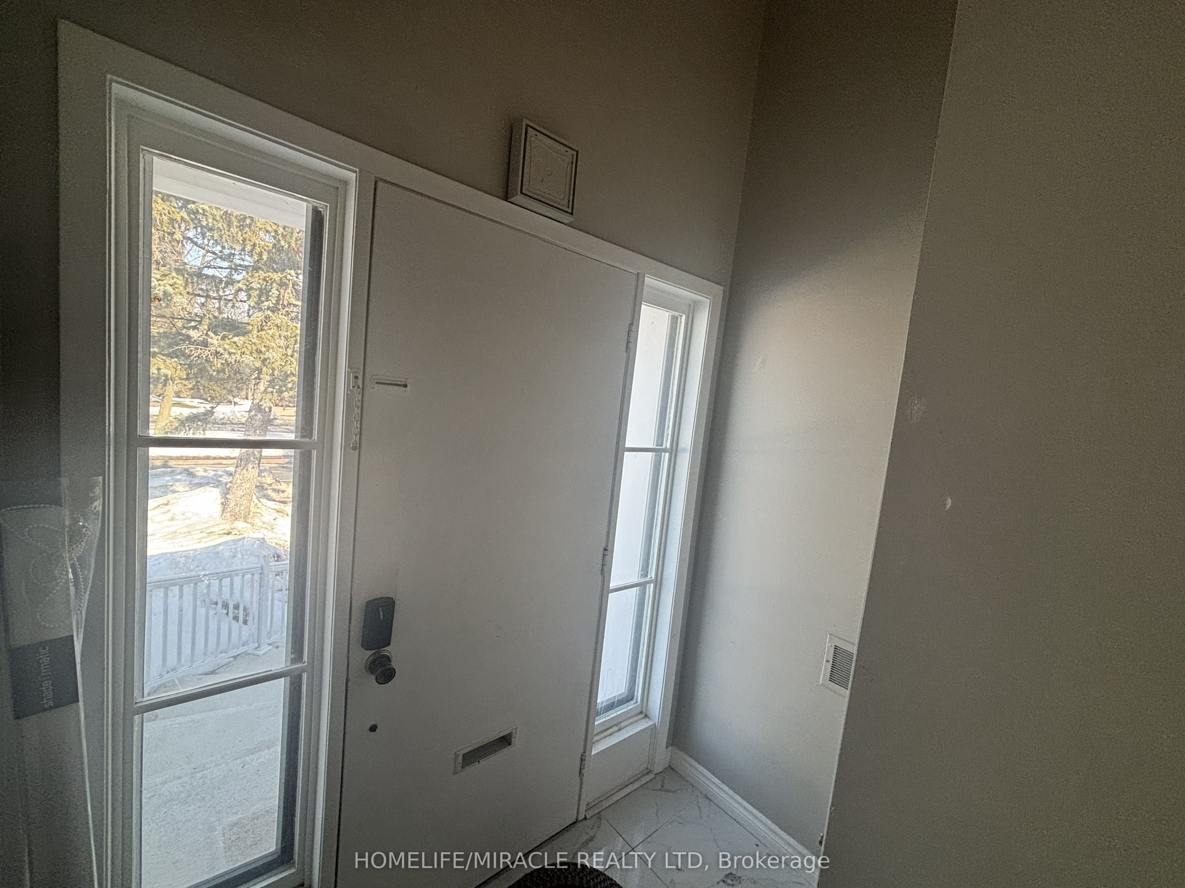 219 Mcmurchy Avenue Main, Brampton, ON L6Y 1Z2 photo 2