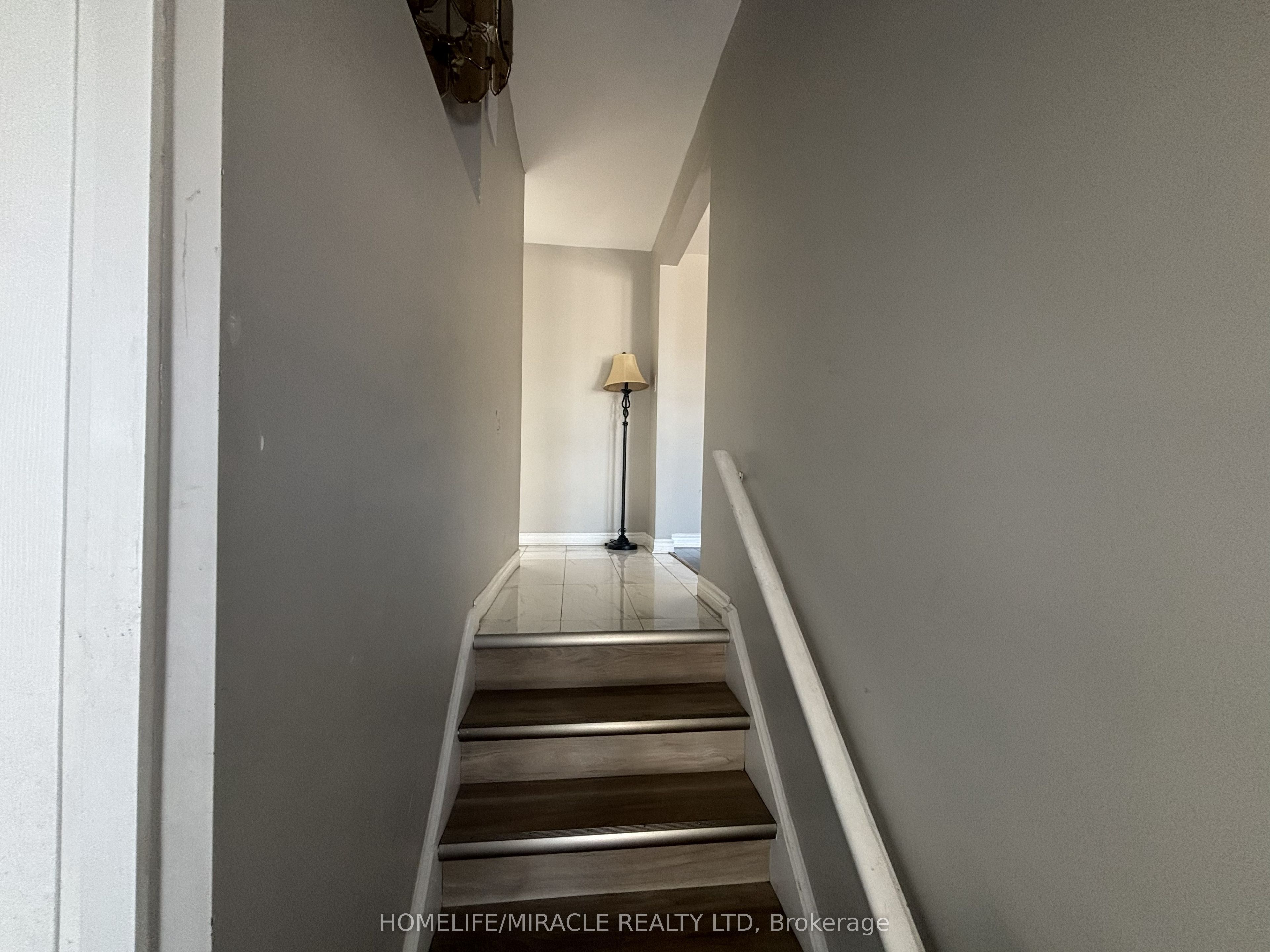219 Mcmurchy Avenue Main, Brampton, ON L6Y 1Z2 photo 3