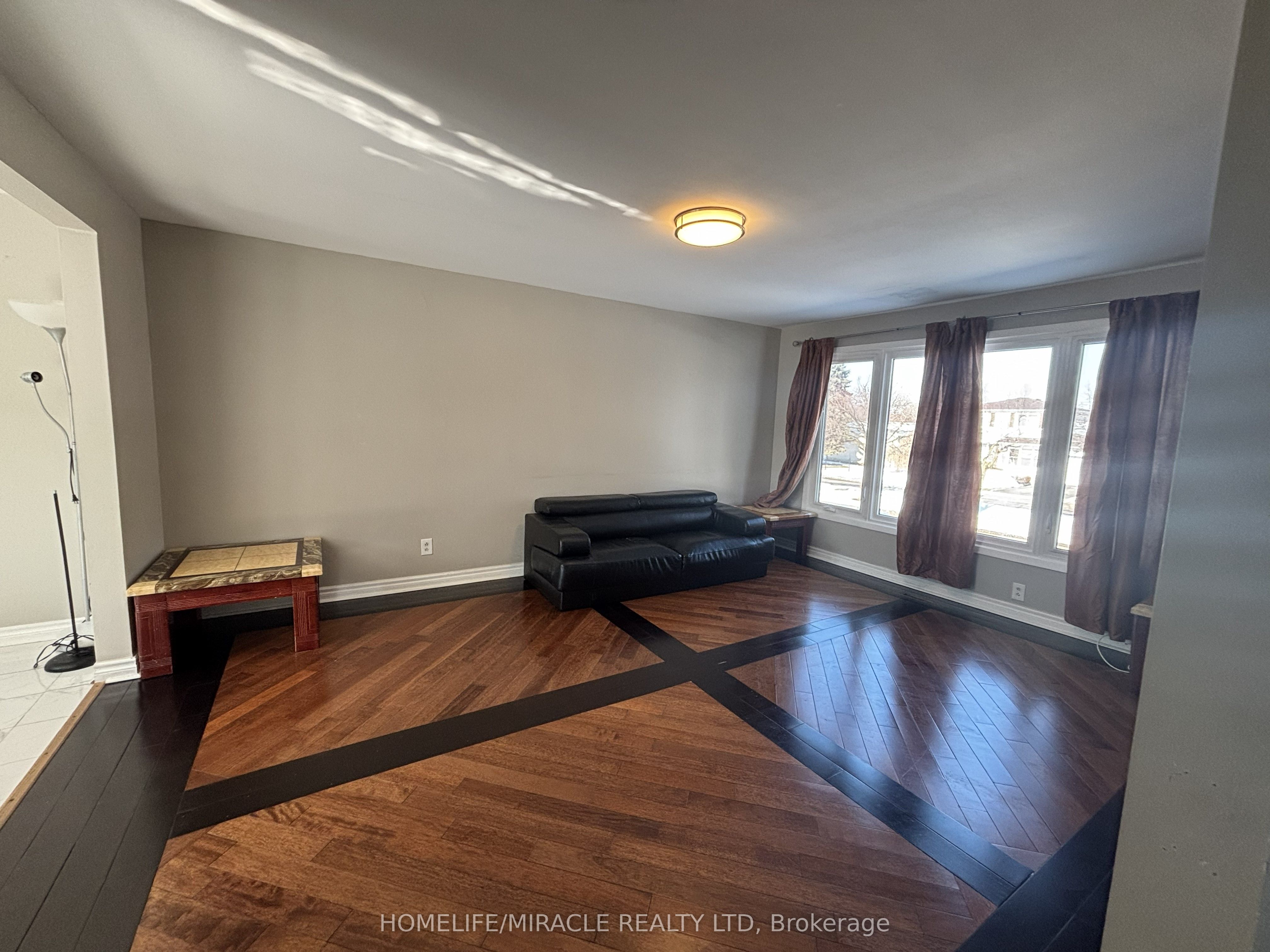 219 Mcmurchy Avenue Main, Brampton, ON L6Y 1Z2 photo 4