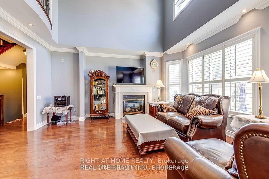 96 Spring Azure Crescent, Oakville, ON L6L 6V8 photo 5