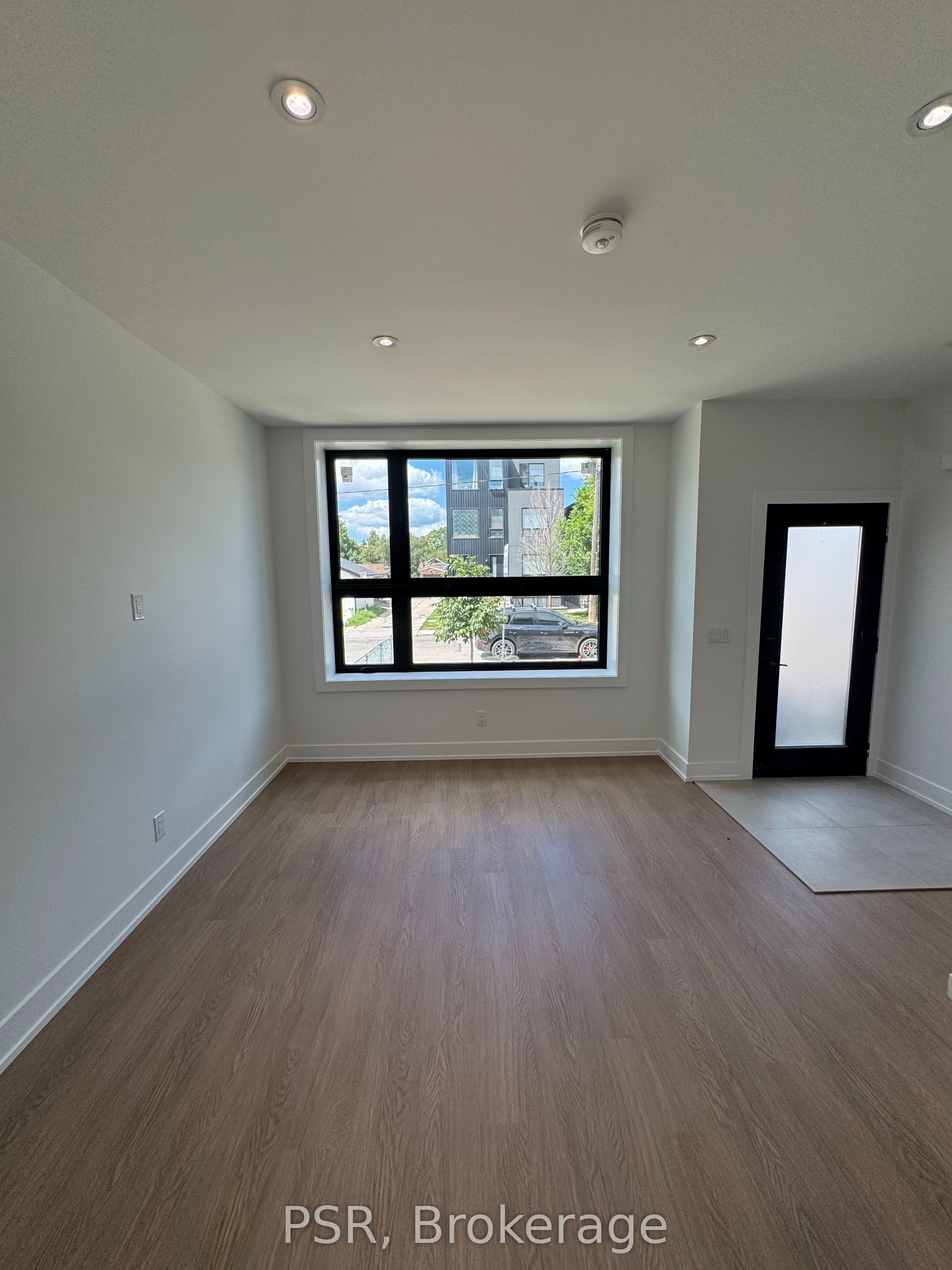 99 Ypres Road Main, Toronto, ON M6M 3X2 photo 3