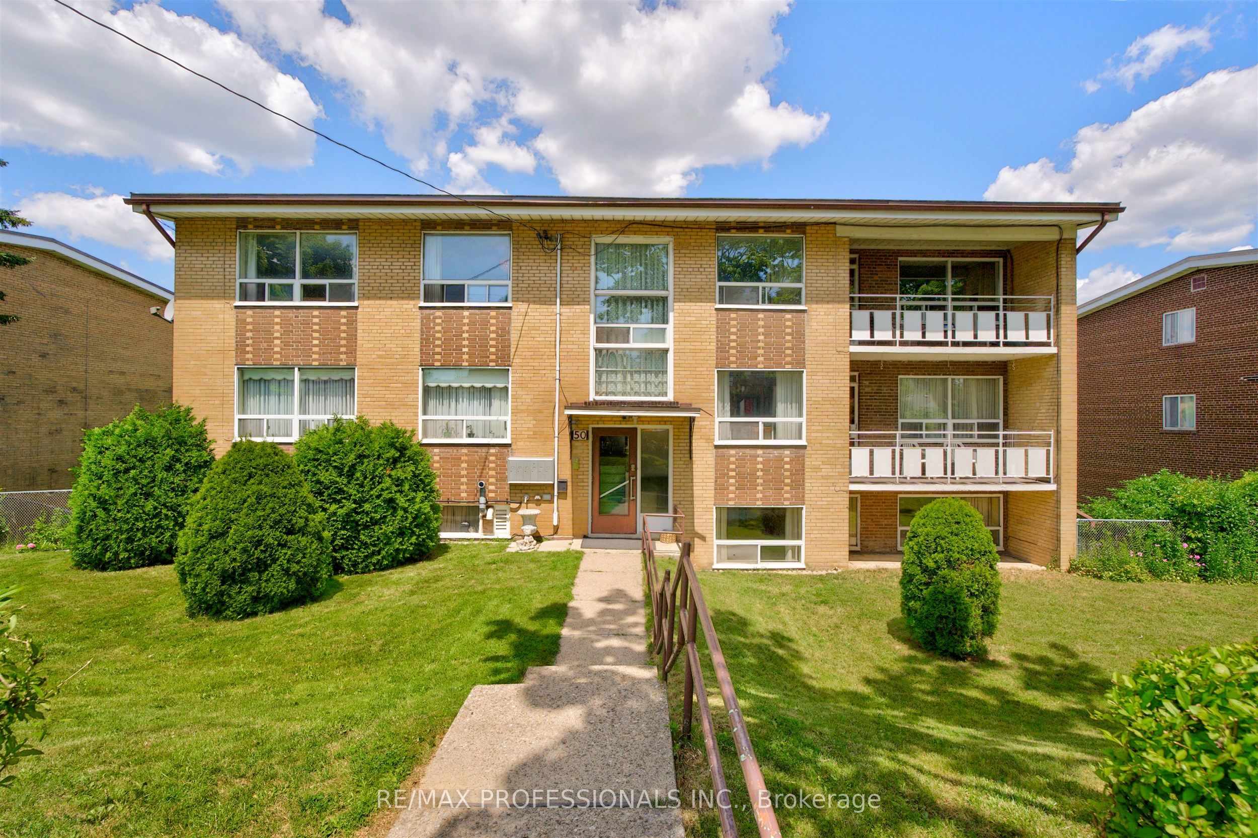 50 Waniska Avenue, Toronto, ON M8Y 1P9