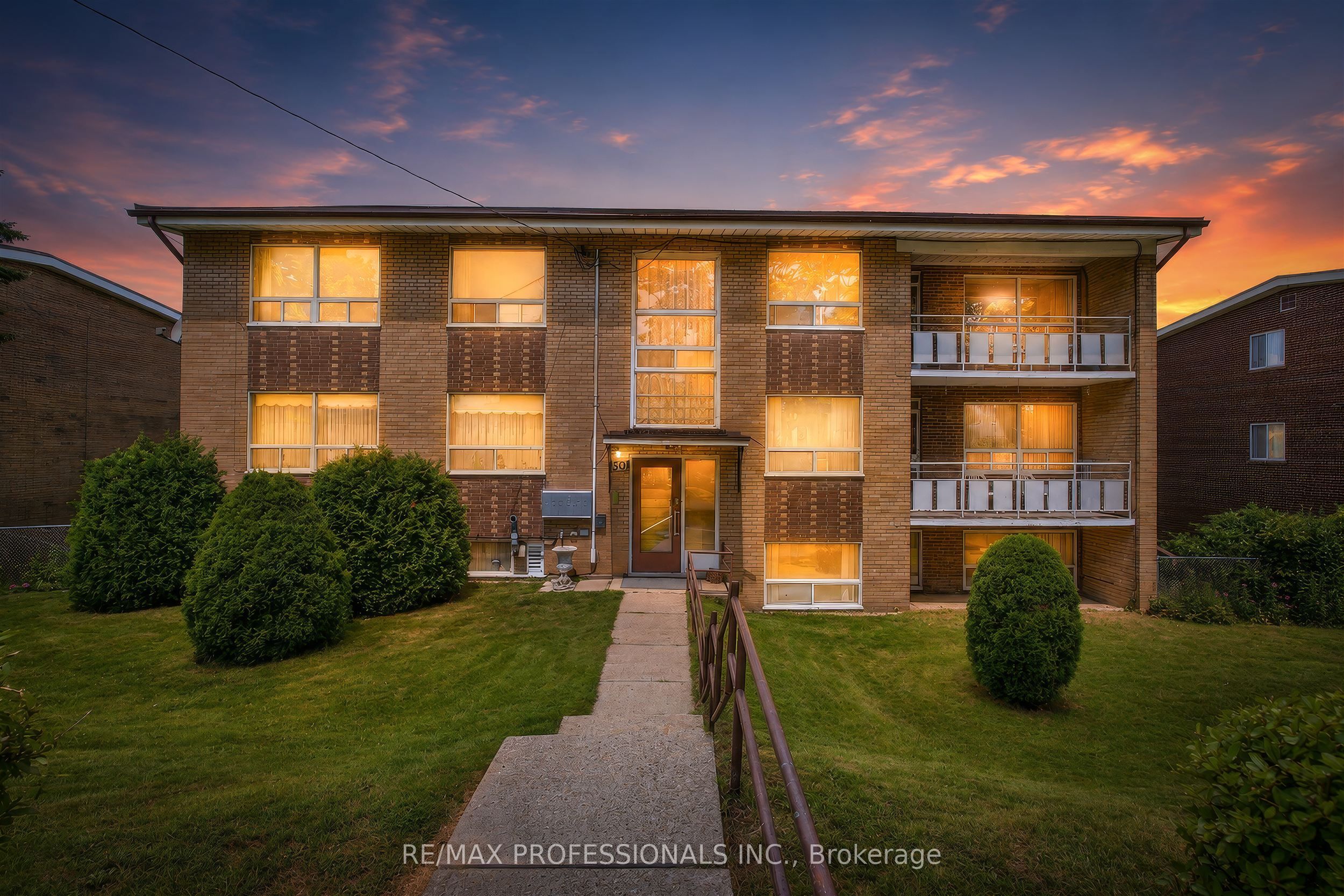 50 Waniska Avenue, Toronto, ON M8Y 1P9 photo 2