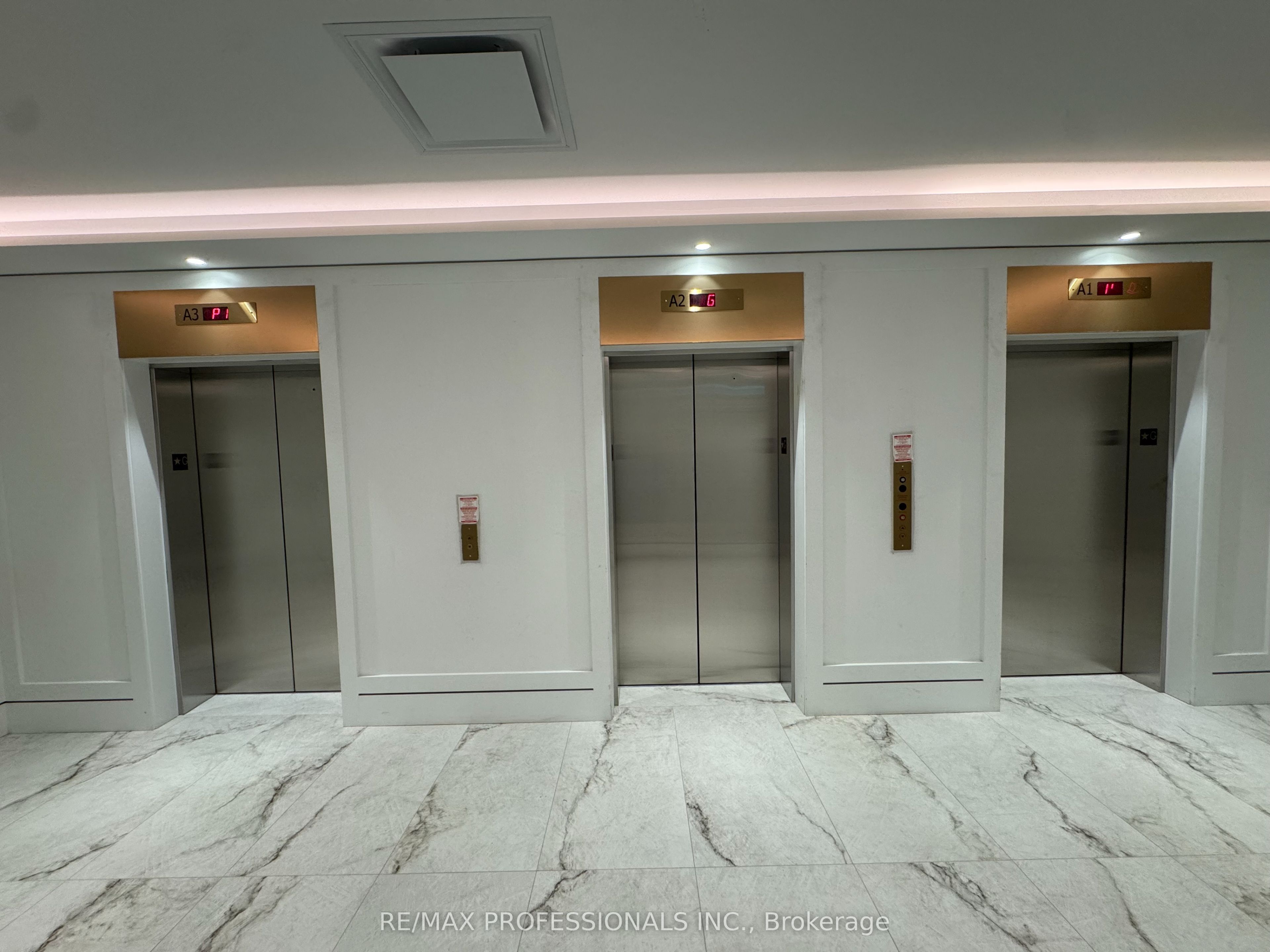 4010 Eglinton Avenue W 811, Toronto, ON M9A 0G5 photo 5