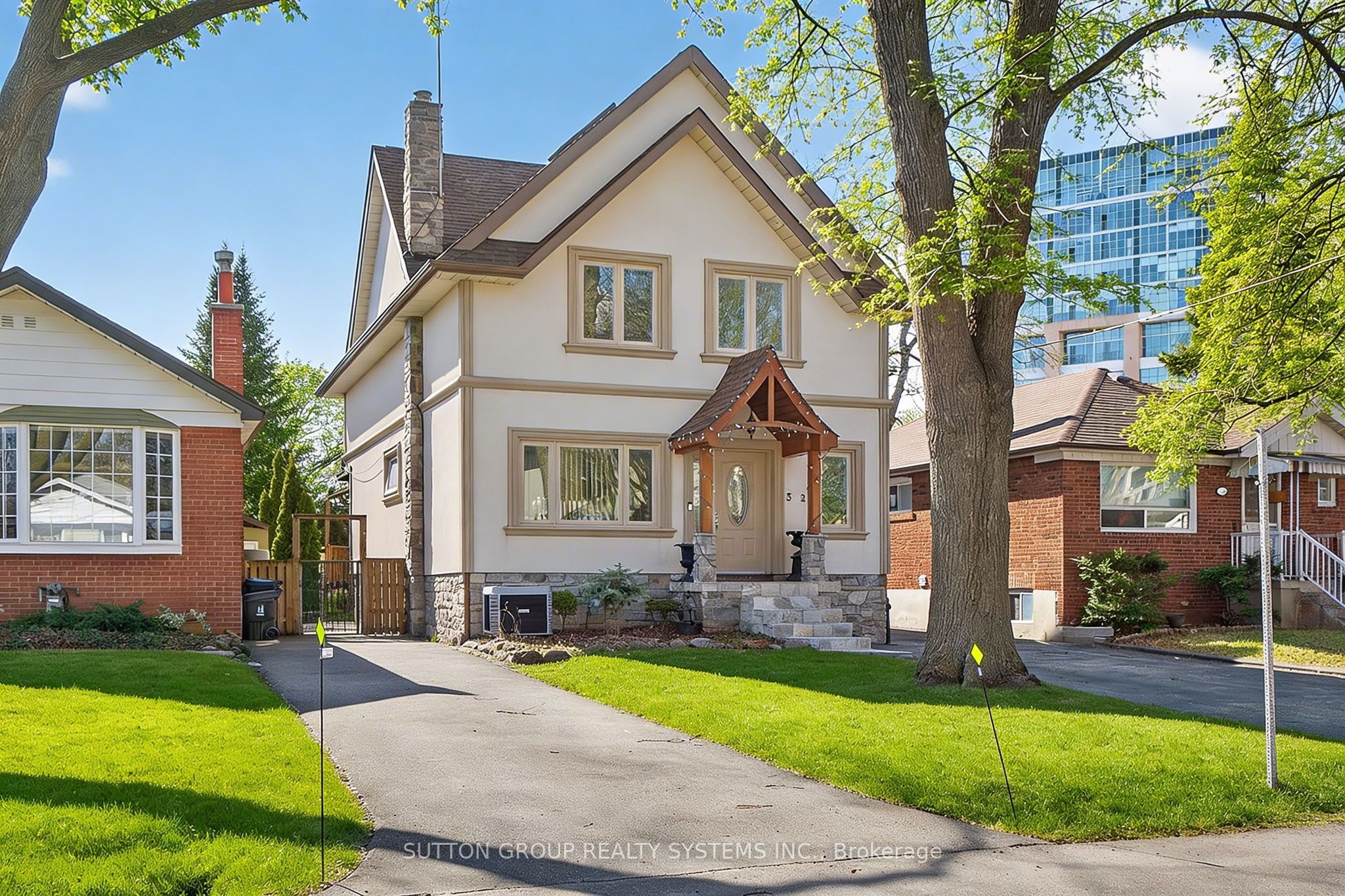 32 Green Lanes, Toronto, ON M8Z 4V6 photo 2