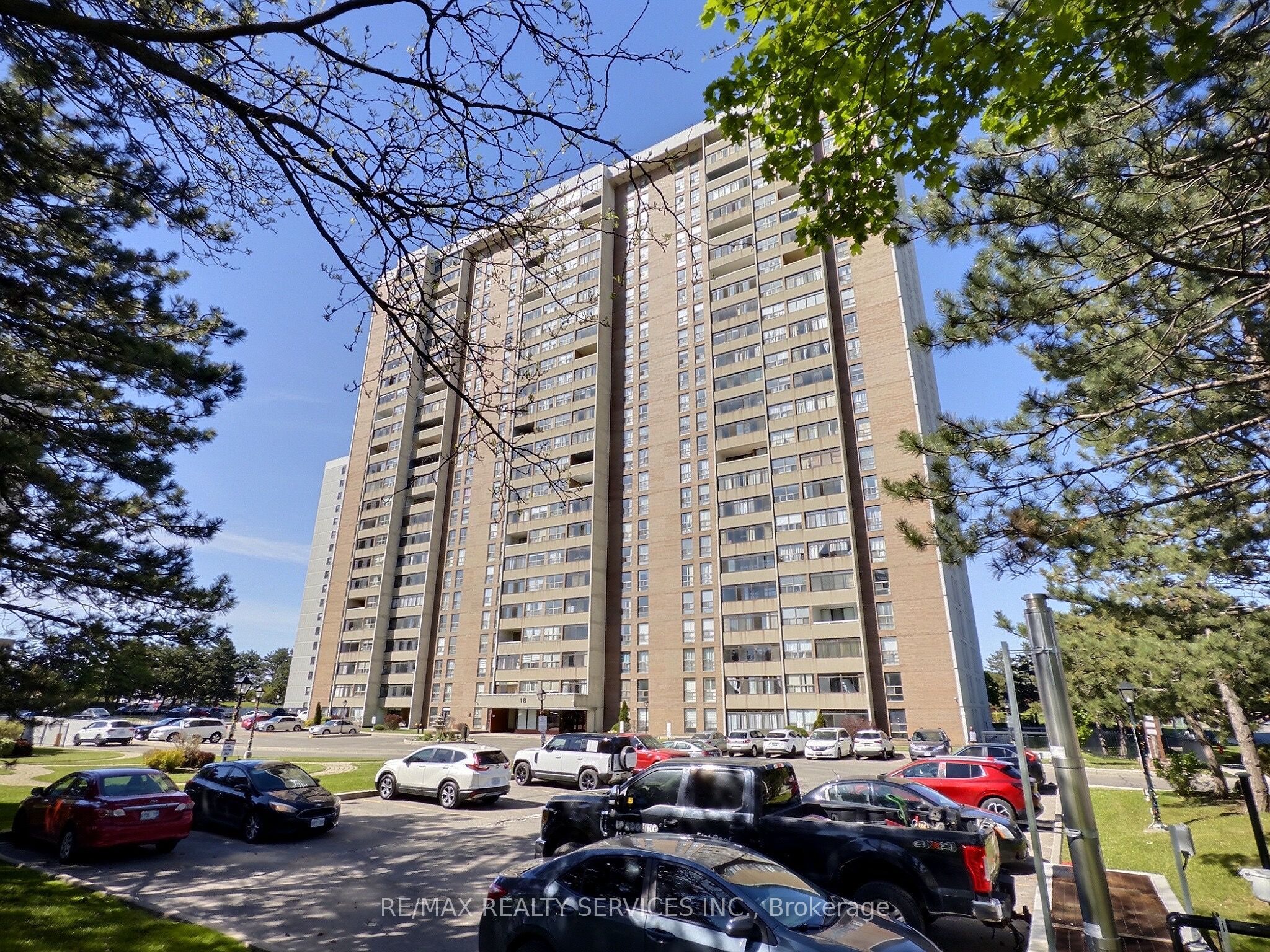 18 Knightsbridge Road 1812, Brampton, ON L6T 3X5