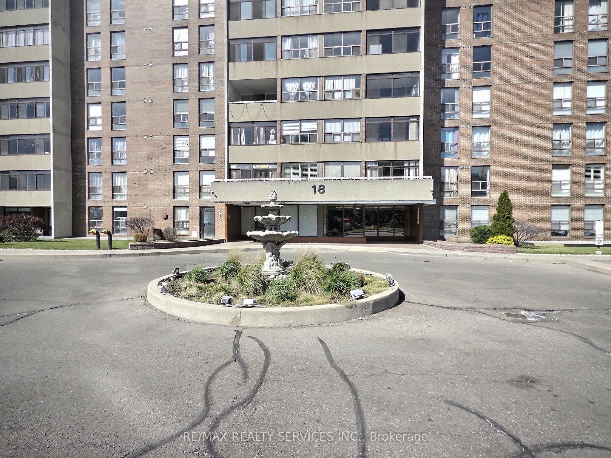 18 Knightsbridge Road 1812, Brampton, ON L6T 3X5 photo 2