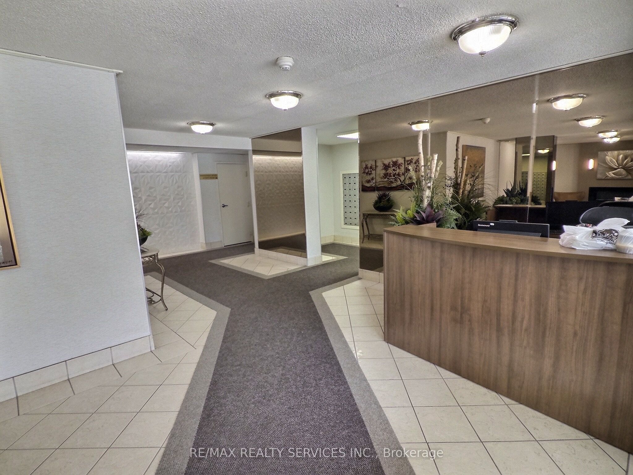 18 Knightsbridge Road 1812, Brampton, ON L6T 3X5 photo 4