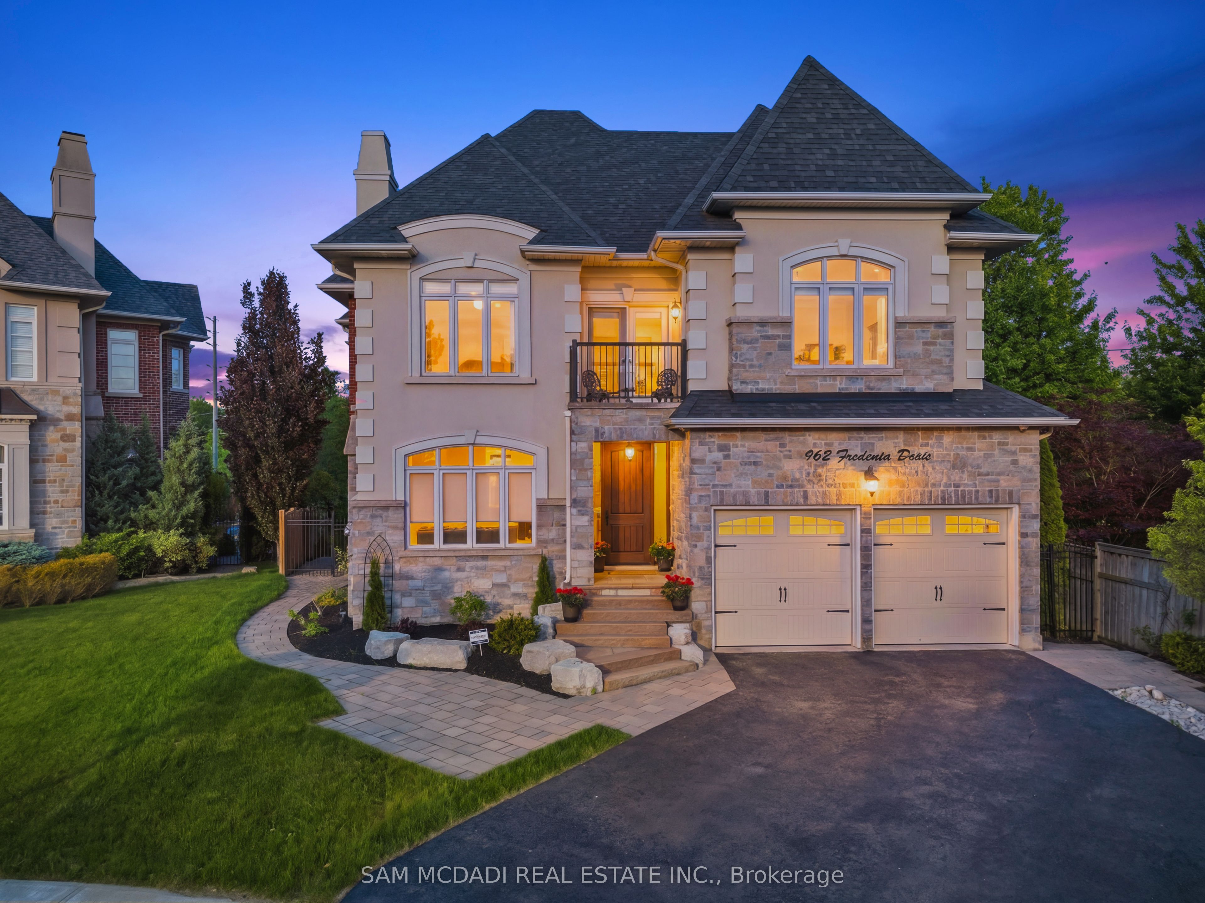 962 Fredonia Drive UPPER, Mississauga, ON L5C 2W4