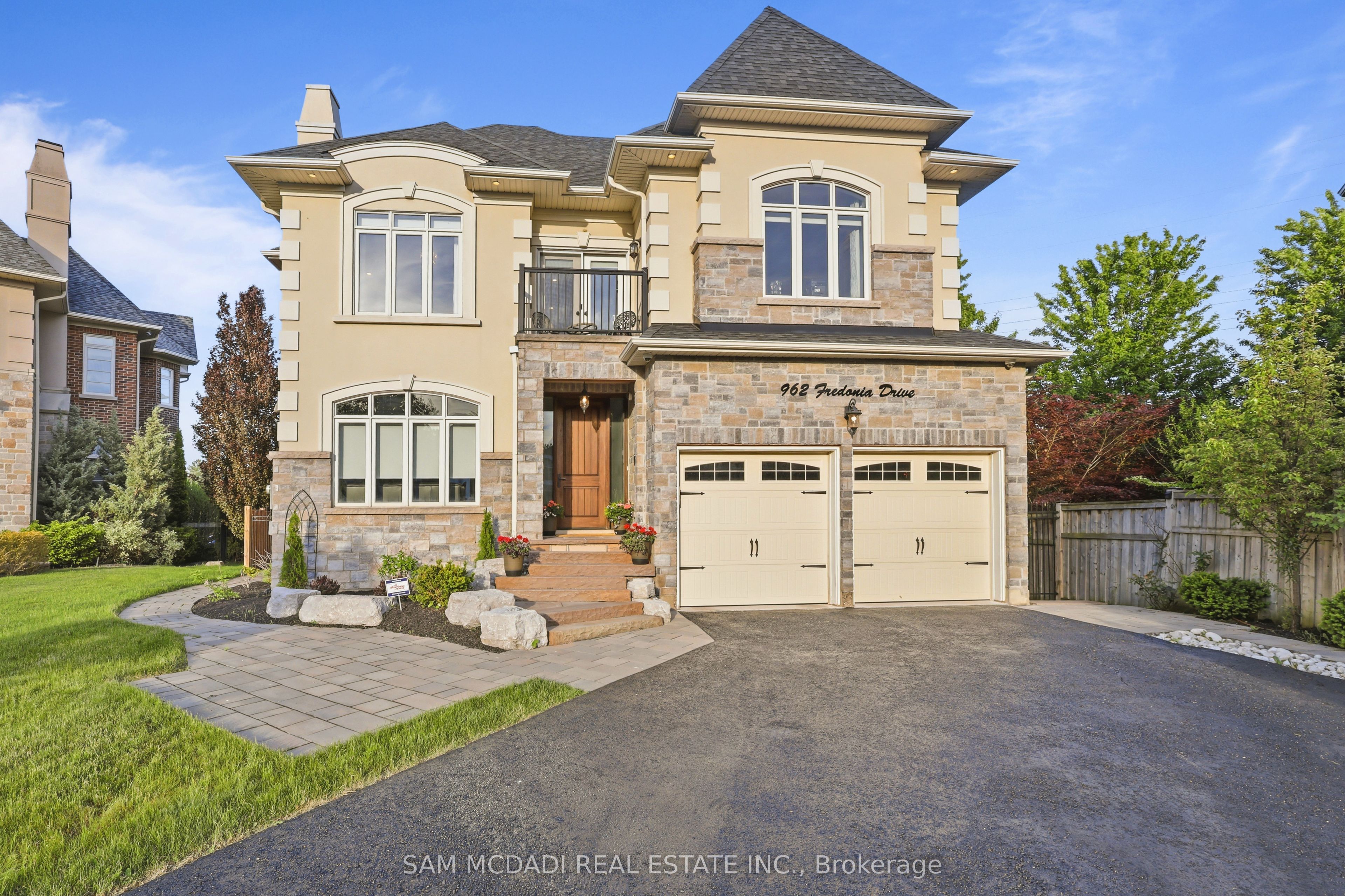 962 Fredonia Drive UPPER, Mississauga, ON L5C 2W4 photo 2