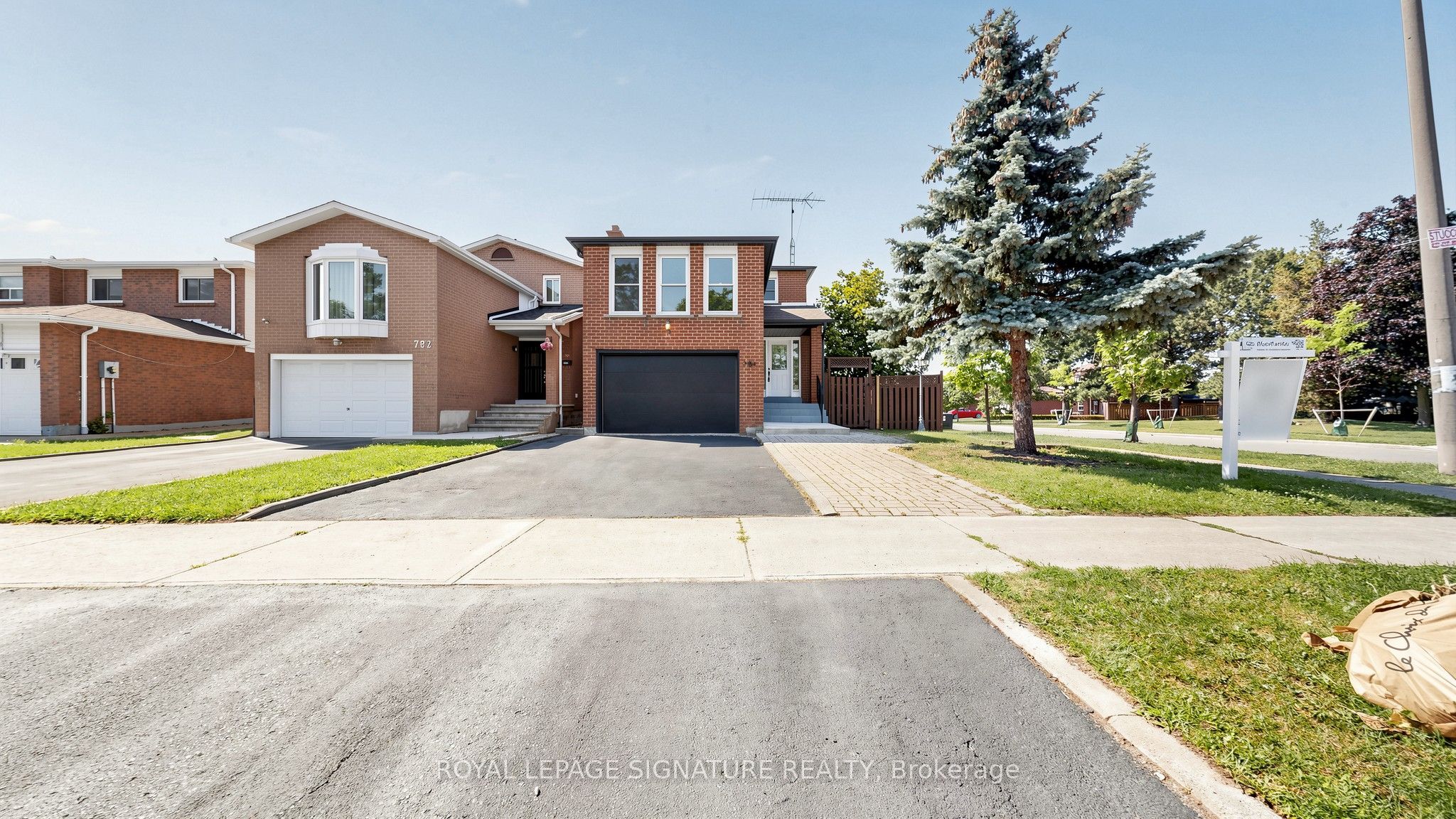 784 Galloway Crescent, Mississauga, ON L5C 3T9 photo 3