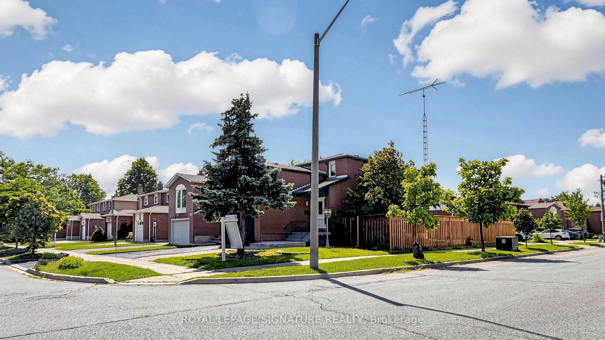 784 Galloway Crescent, Mississauga, ON L5C 3T9 photo 4