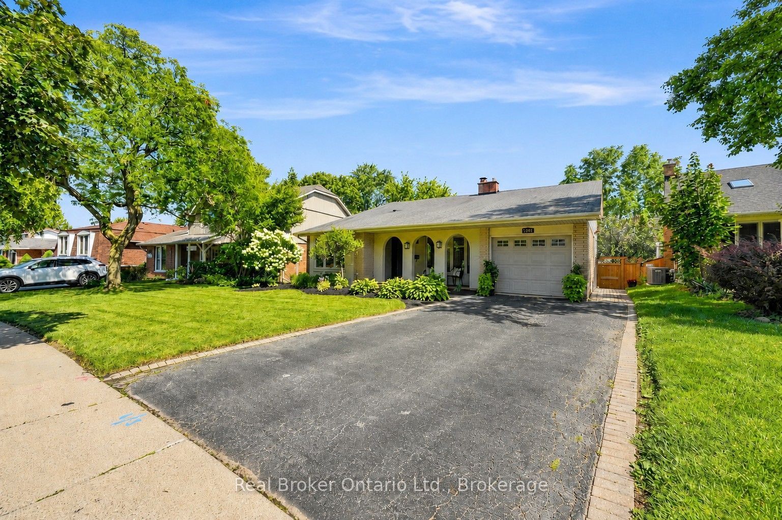 2086 Cavendish Drive, Burlington, ON L7P 1Z1 photo 2