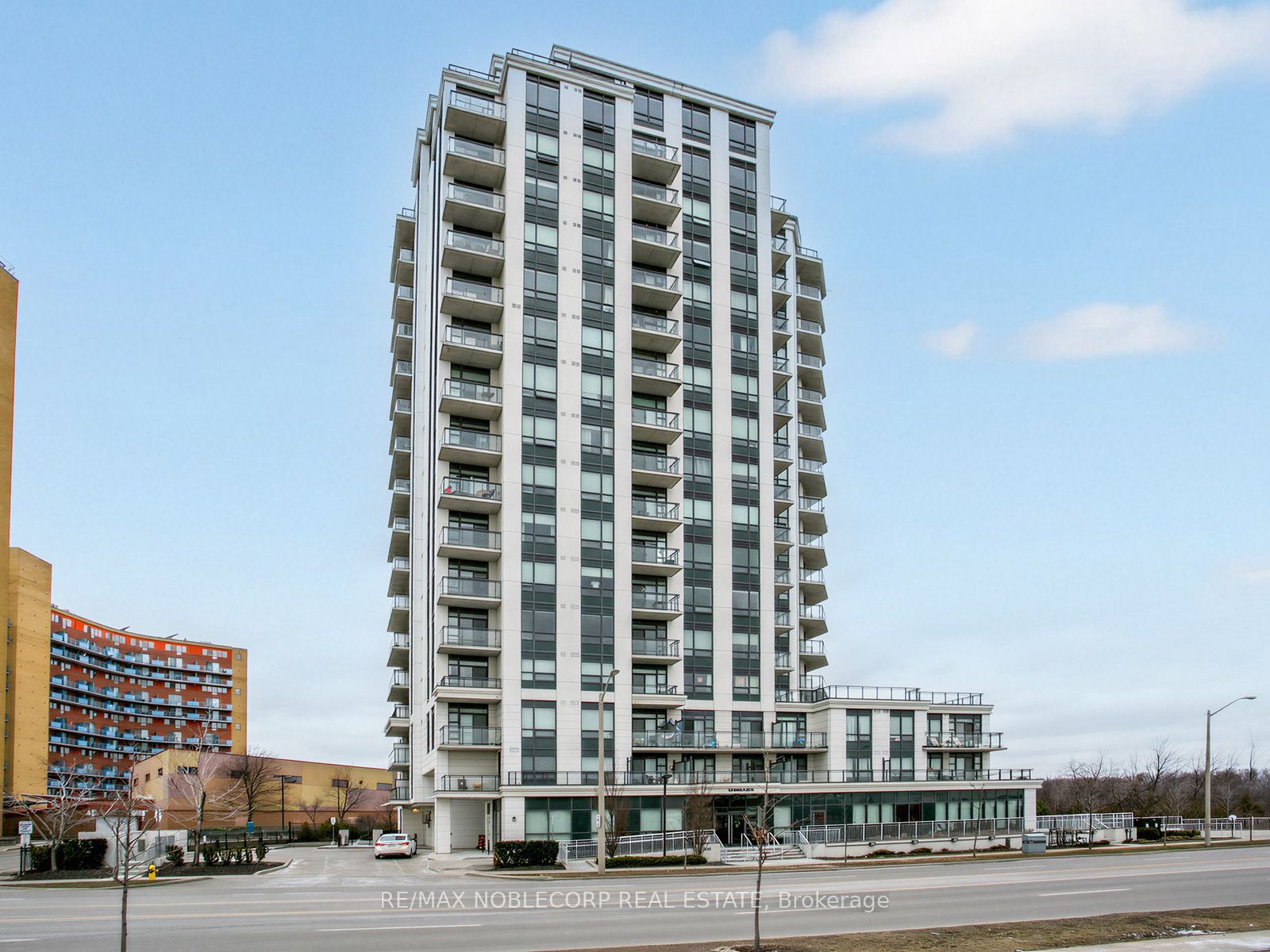 840 QUEENS PLATE Drive 1705, Toronto, ON M9W 0E7