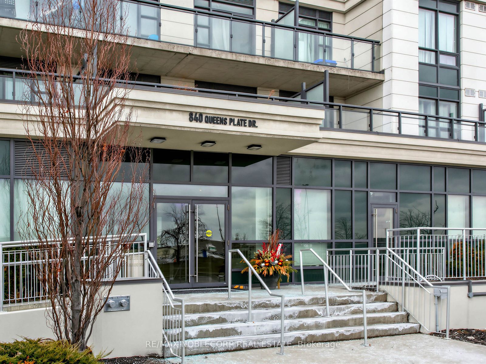 840 QUEENS PLATE Drive 1705, Toronto, ON M9W 0E7 photo 4