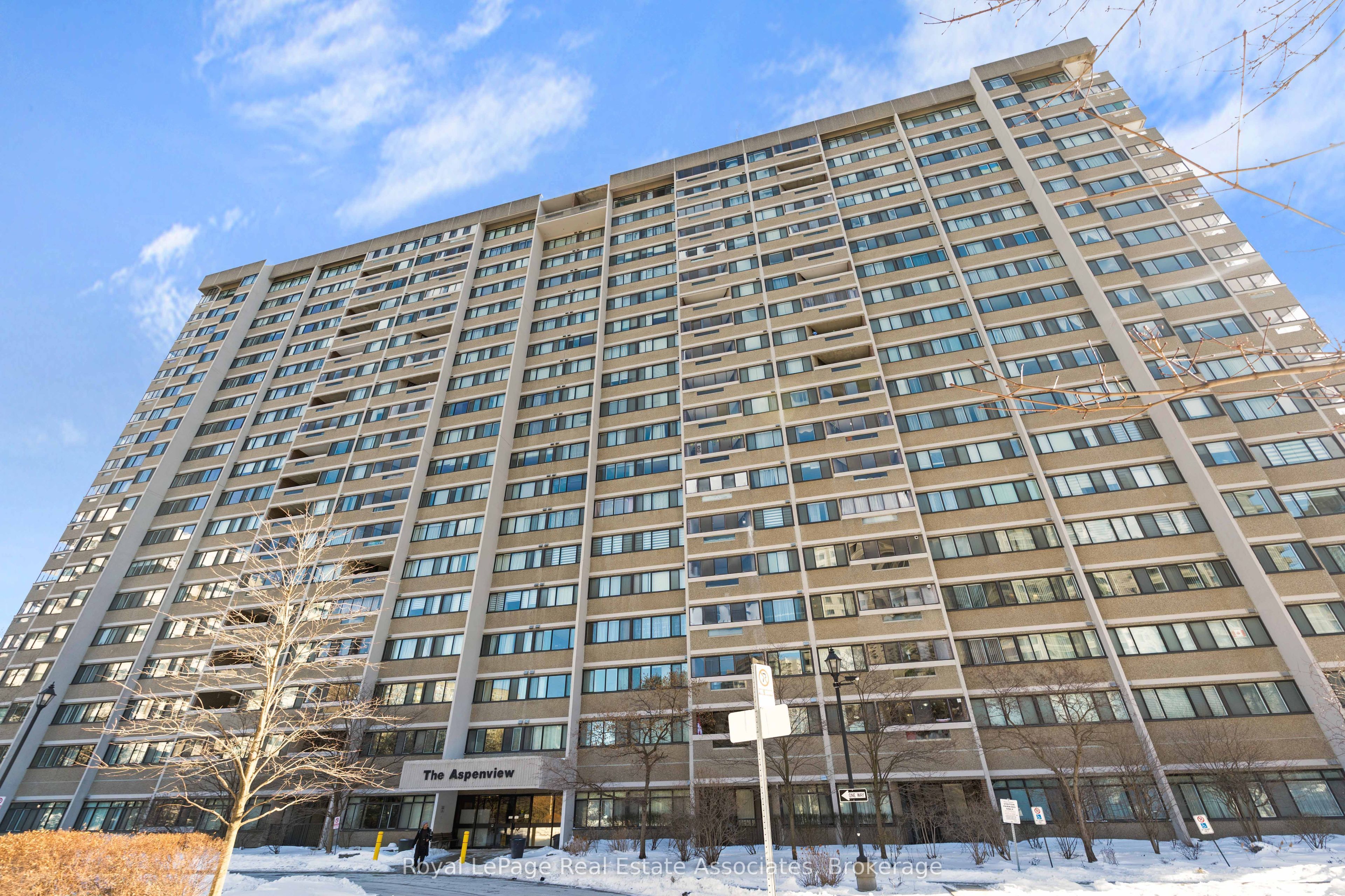 50 Elm Drive E 912, Mississauga, ON L5A 3X2