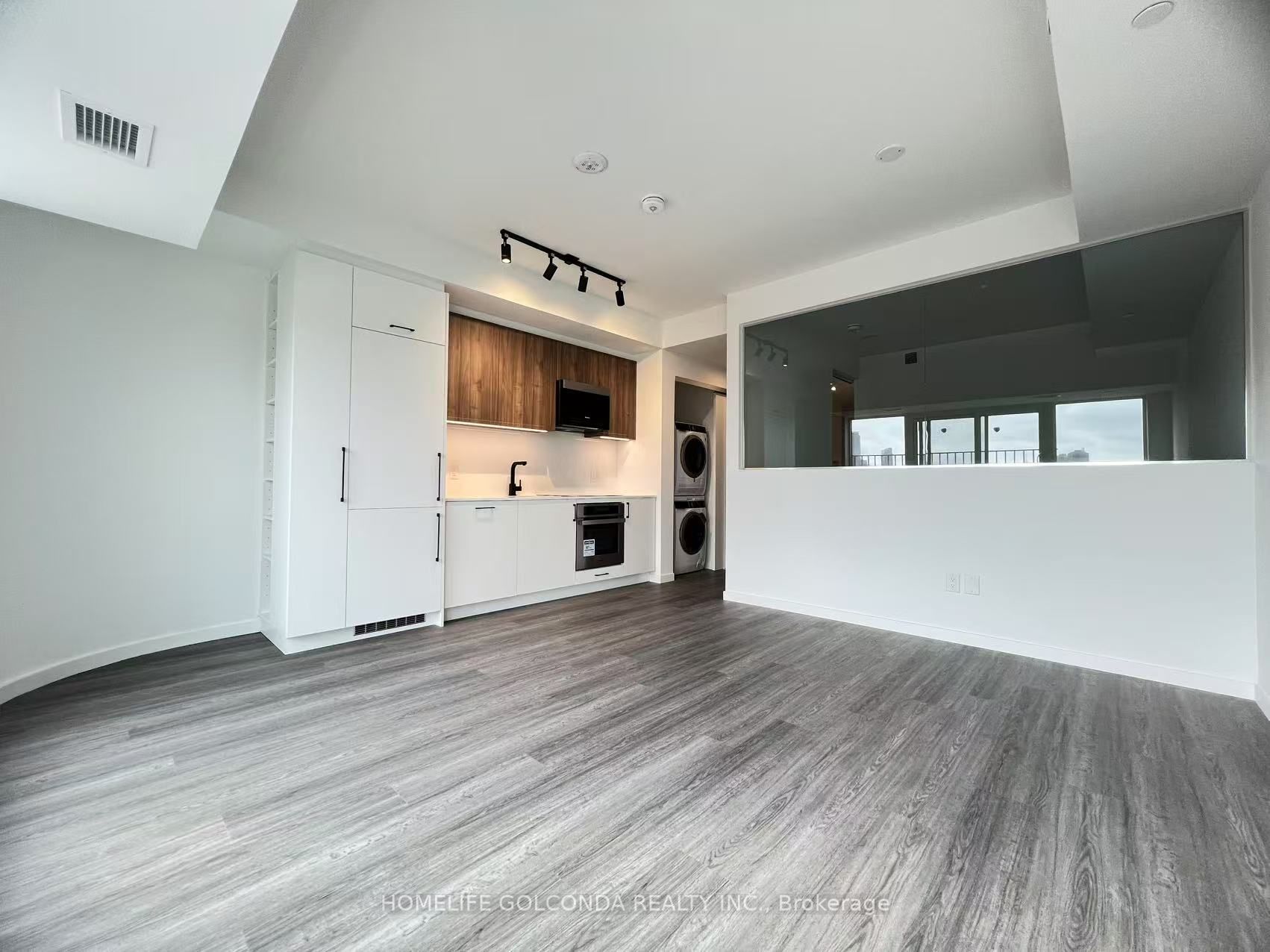 689 The Queensway 423, Toronto, ON M8Y 1L1 photo 2
