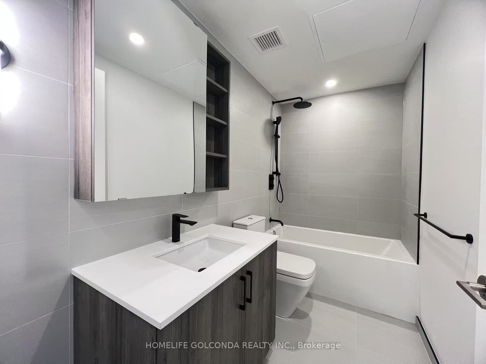 689 The Queensway 423, Toronto, ON M8Y 1L1 photo 4
