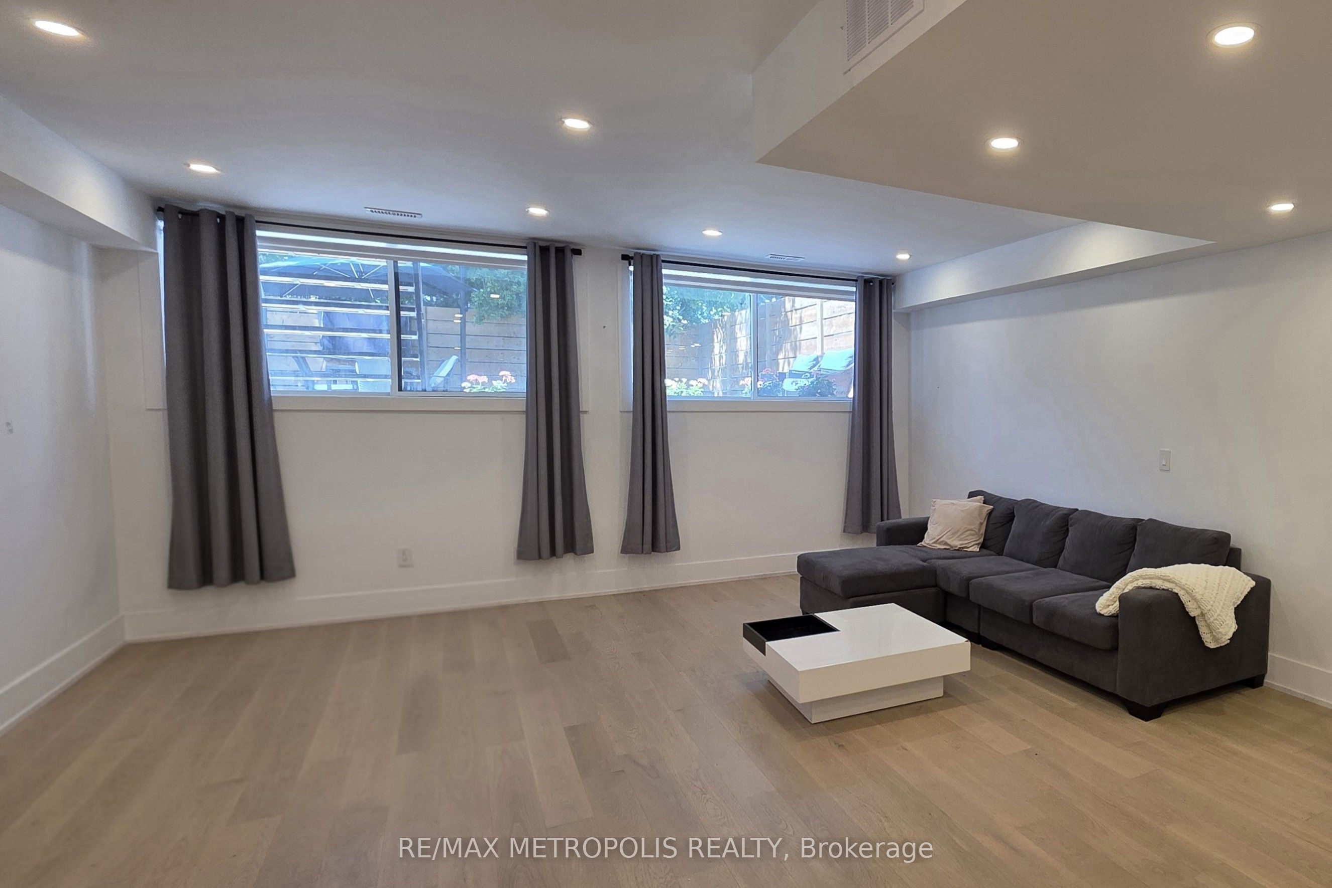 1218A Islington Avenue Basement, Toronto, ON M8Z 4T1 photo 3