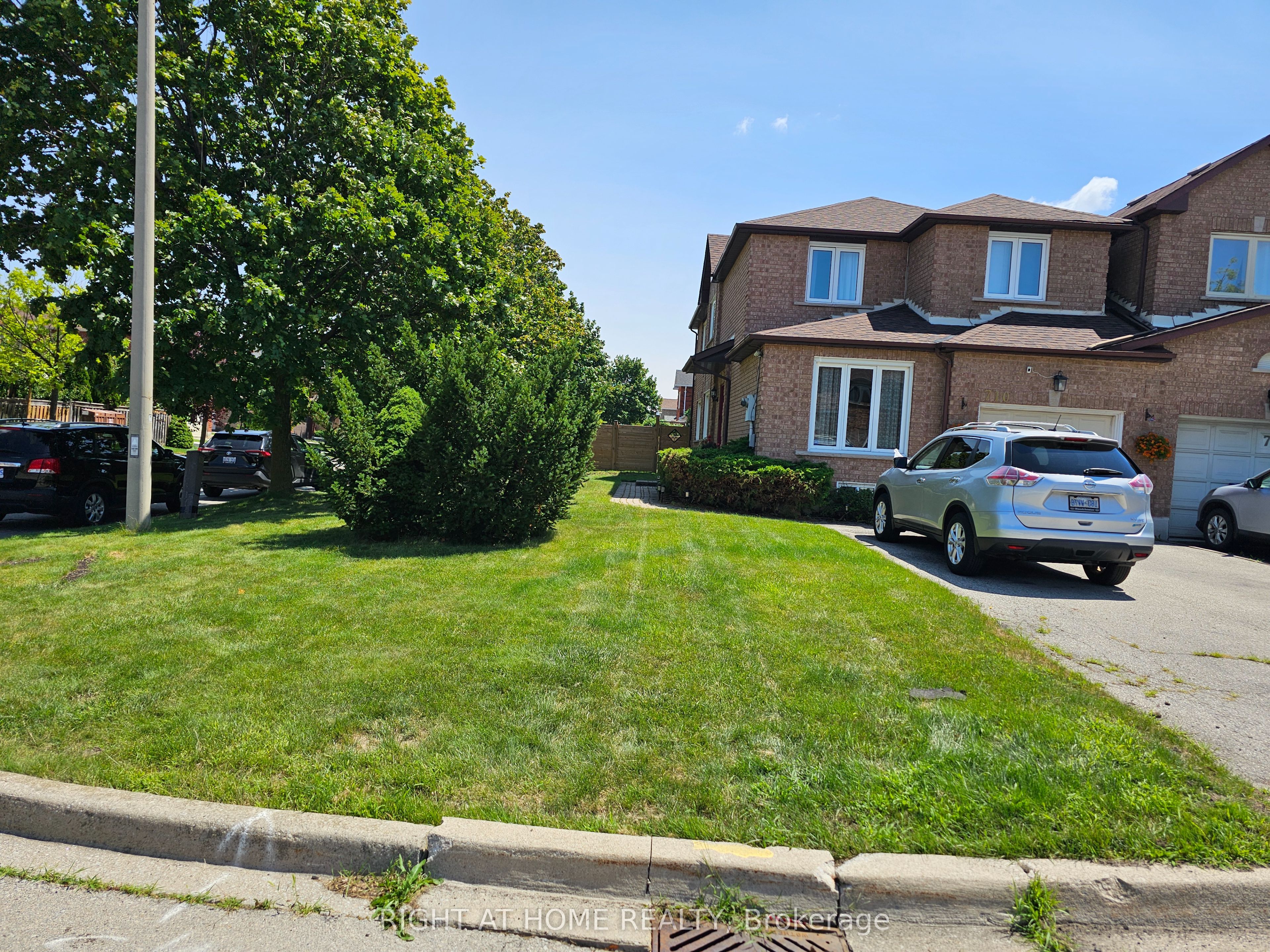 710 Ashprior Avenue, Mississauga, ON L5R 3N8 photo 4