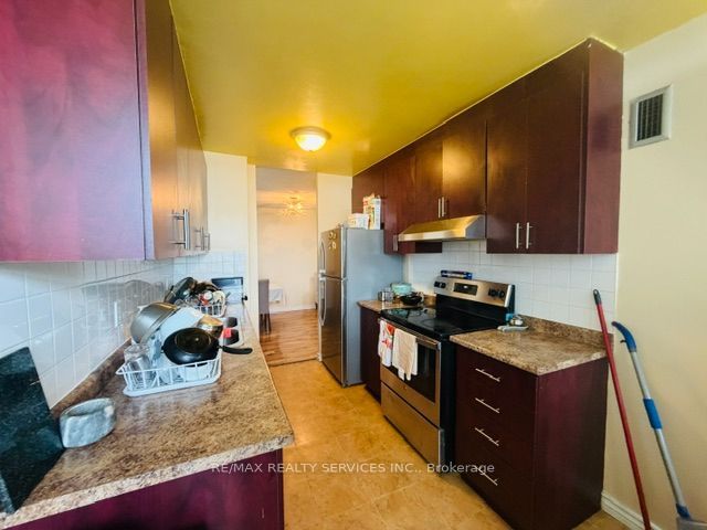 25 Kensington Road 1402, Brampton, ON L6T 3W8 photo 4