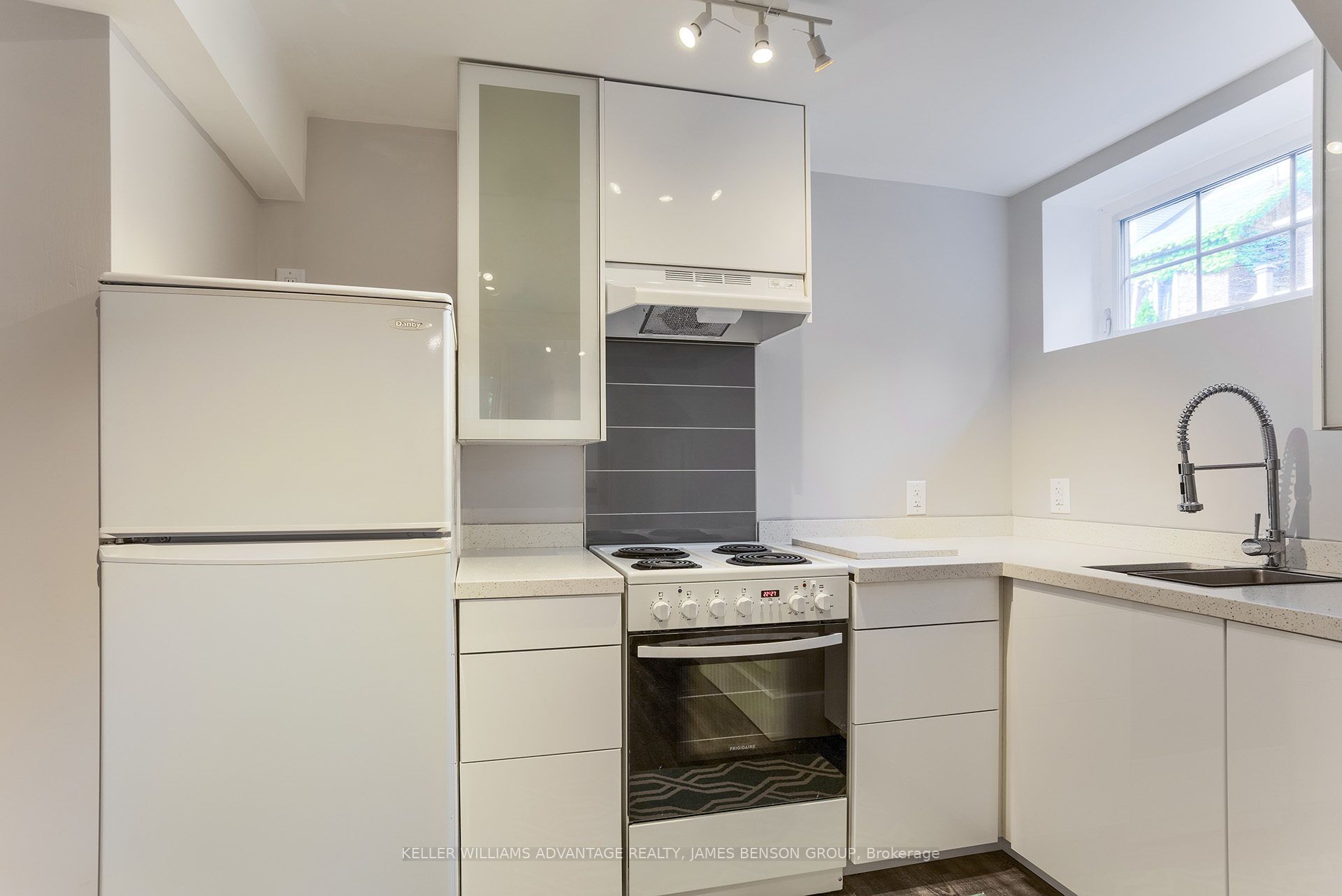 53 Pearson Avenue Lower, Toronto, ON M6R 1G3 photo 5