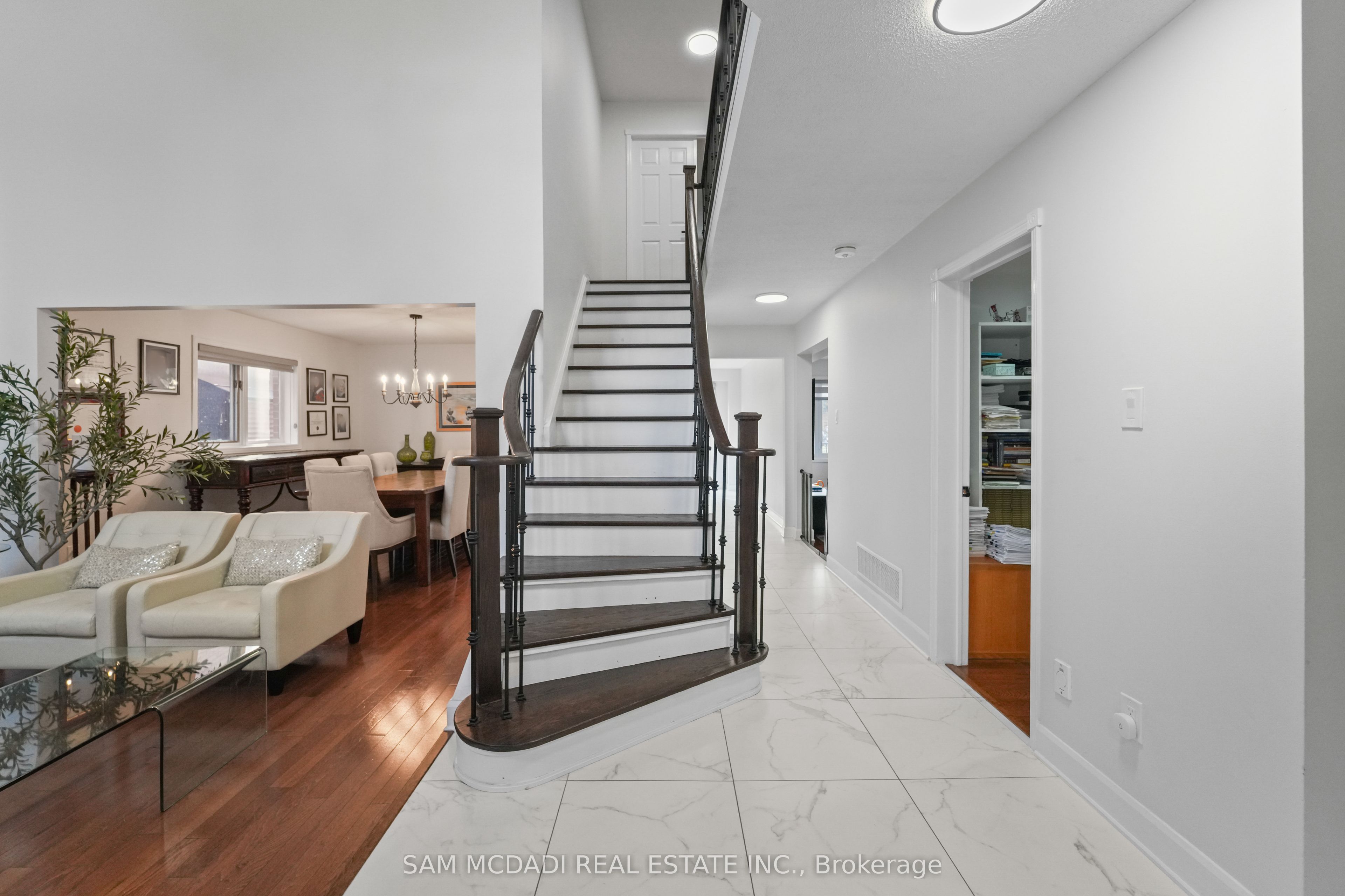4778 Crystal Rose Drive, Mississauga, ON L5V 1G9 photo 3