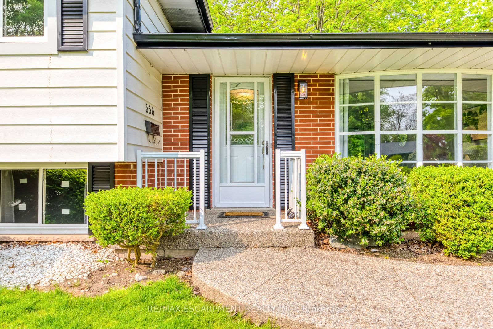 356 Dunlop Crescent, Burlington, ON L7L 3N7 photo 3