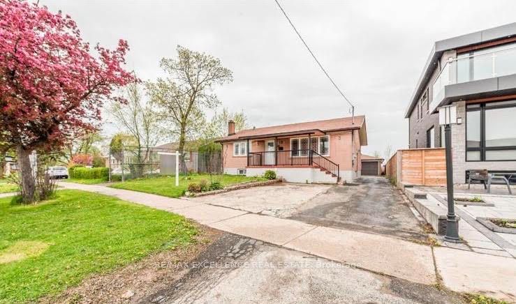 7208 Hermitage Road, Mississauga, ON L4T 2S4 photo 2