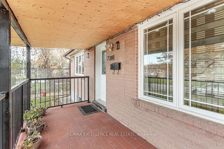 7208 Hermitage Road, Mississauga, ON L4T 2S4 photo 3
