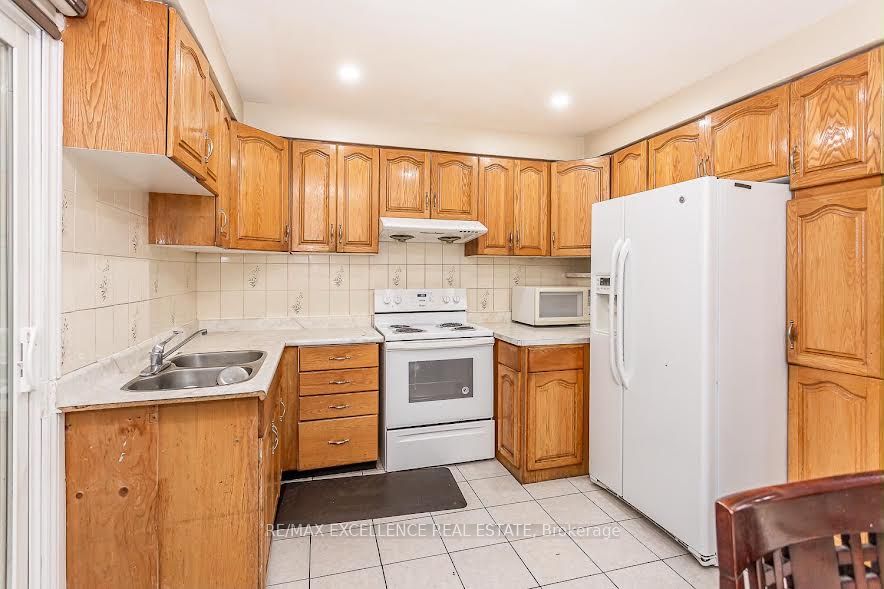 7208 Hermitage Road, Mississauga, ON L4T 2S4 photo 4