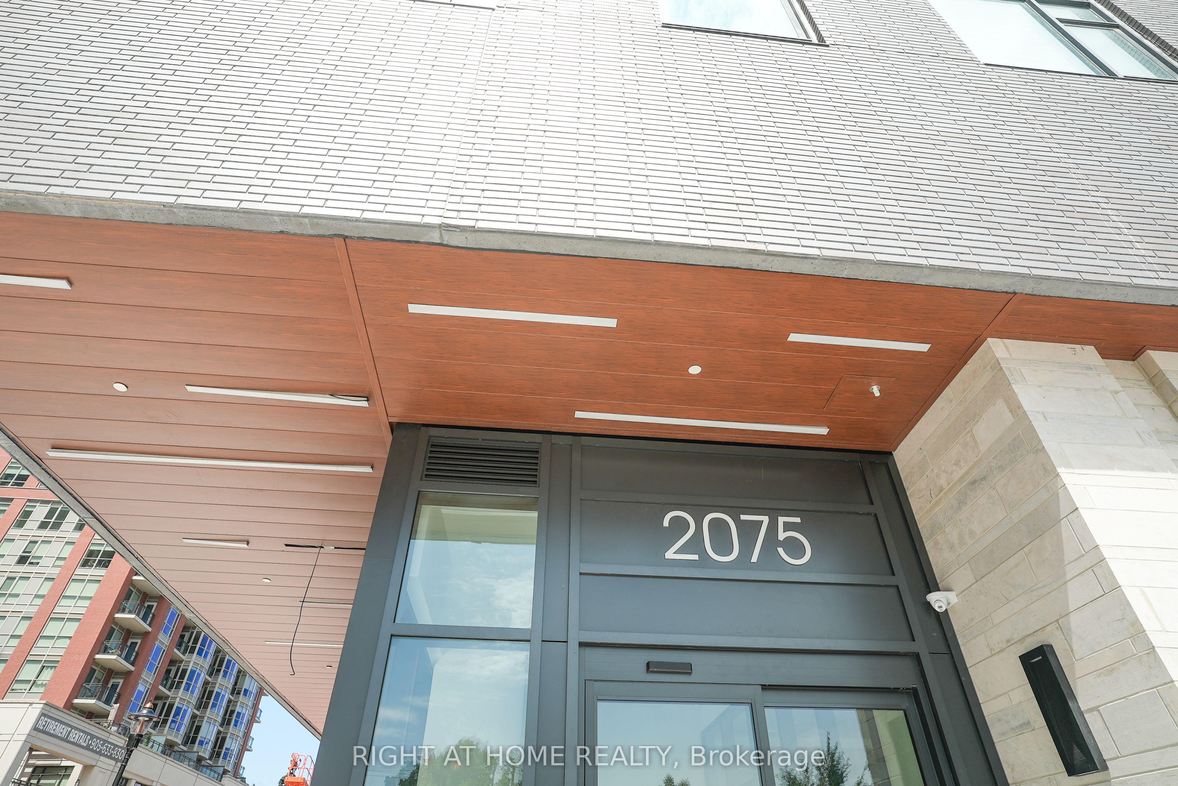 2075 Lakeshore Road 308, Burlington, ON L7R 0H3 photo 2