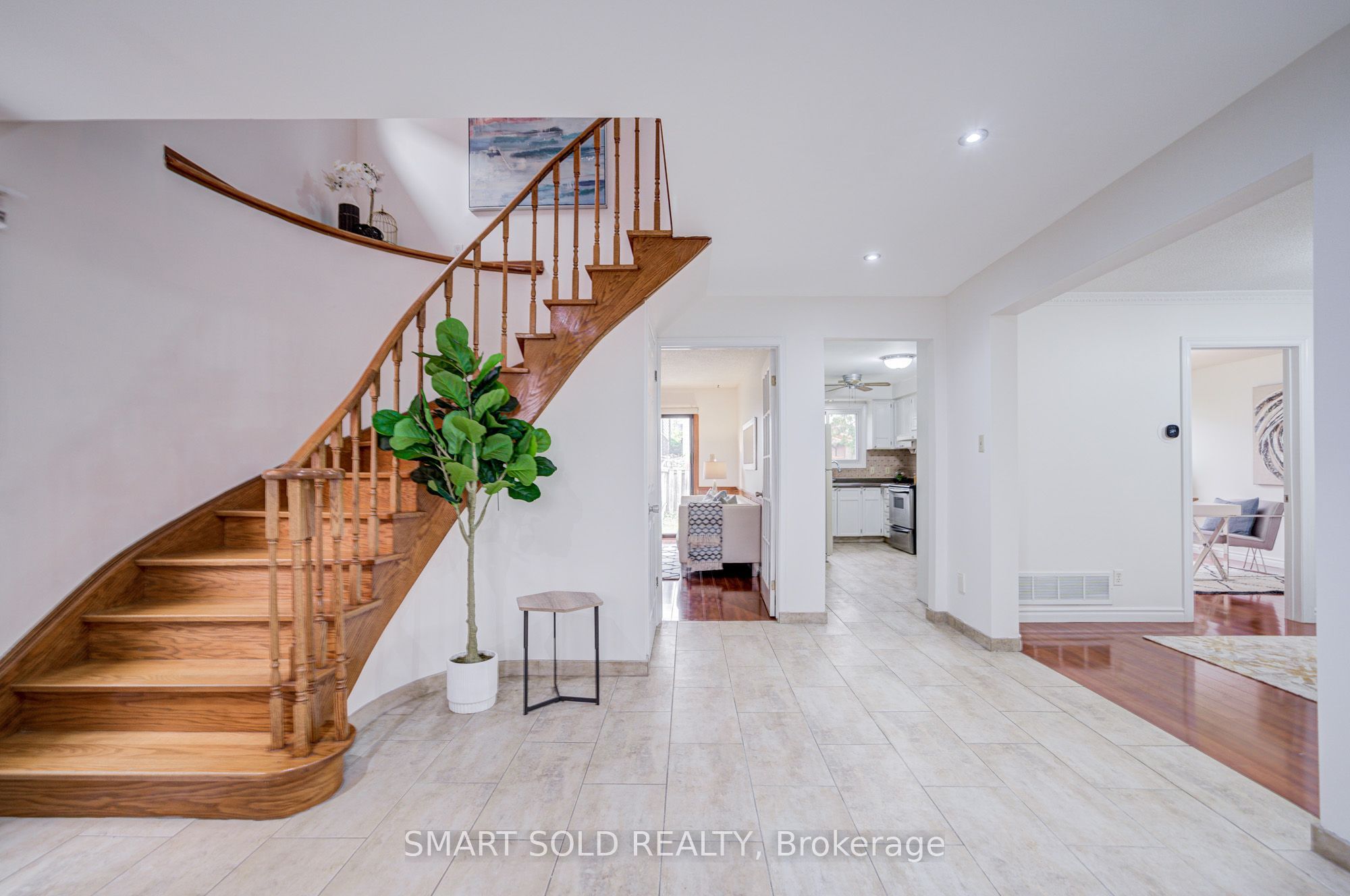837 Queensbridge Drive, Mississauga, ON L5C 3K3 photo 5