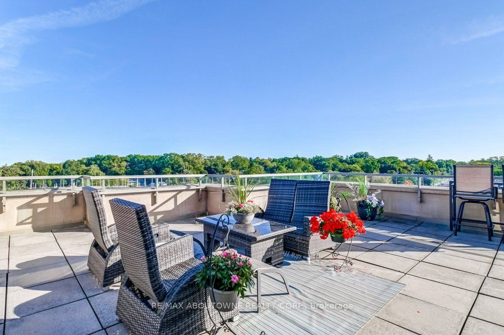 2511 Lakeshore Road W 519, Oakville, ON L6L 6L9 photo 3