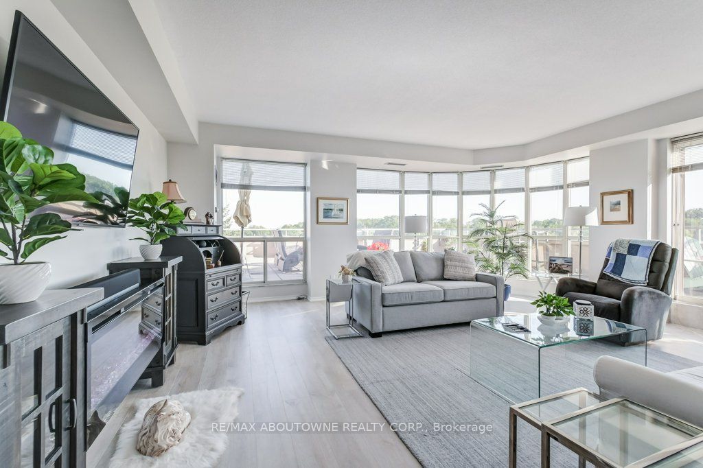 2511 Lakeshore Road W 519, Oakville, ON L6L 6L9 photo 5