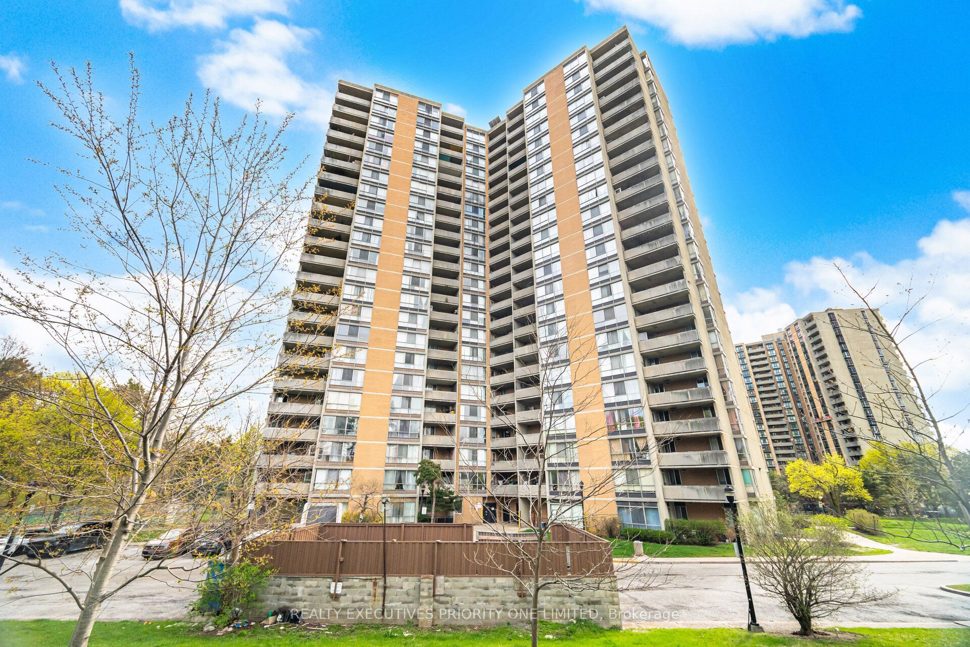 10 Martha Eaton Way 1013, Toronto, ON M6M 5B3