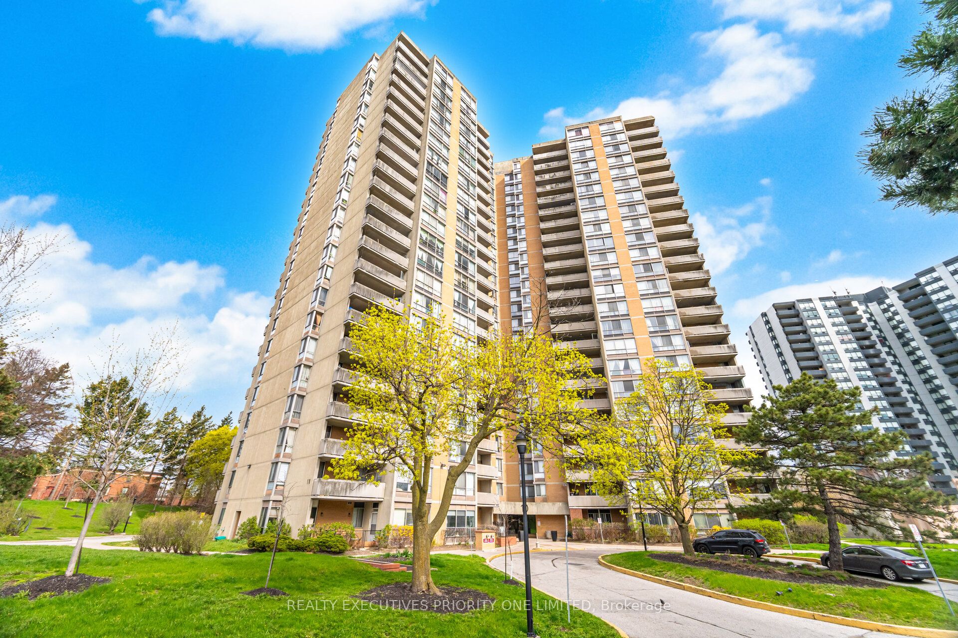 10 Martha Eaton Way 1013, Toronto, ON M6M 5B3 photo 2