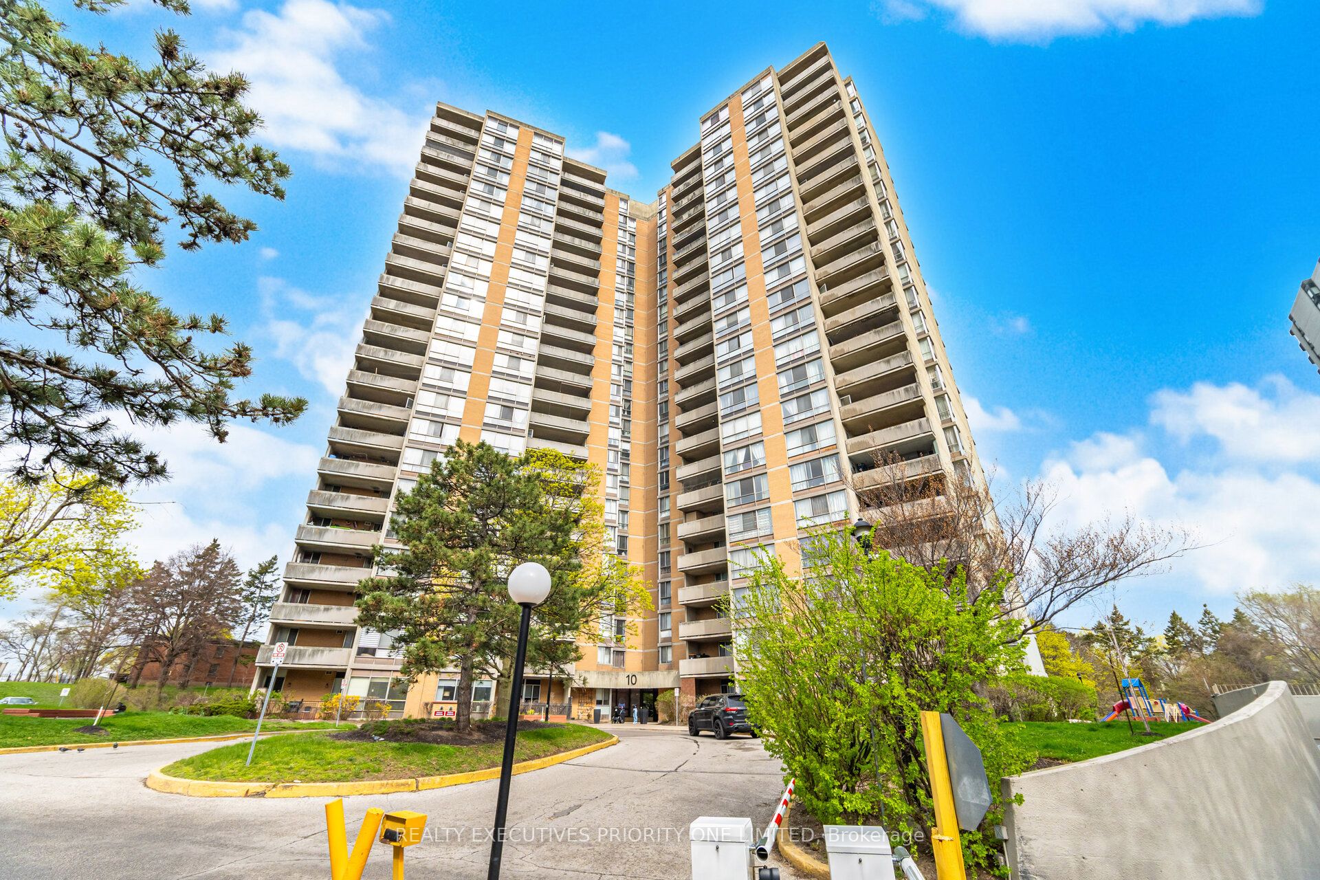 10 Martha Eaton Way 1013, Toronto, ON M6M 5B3 photo 3