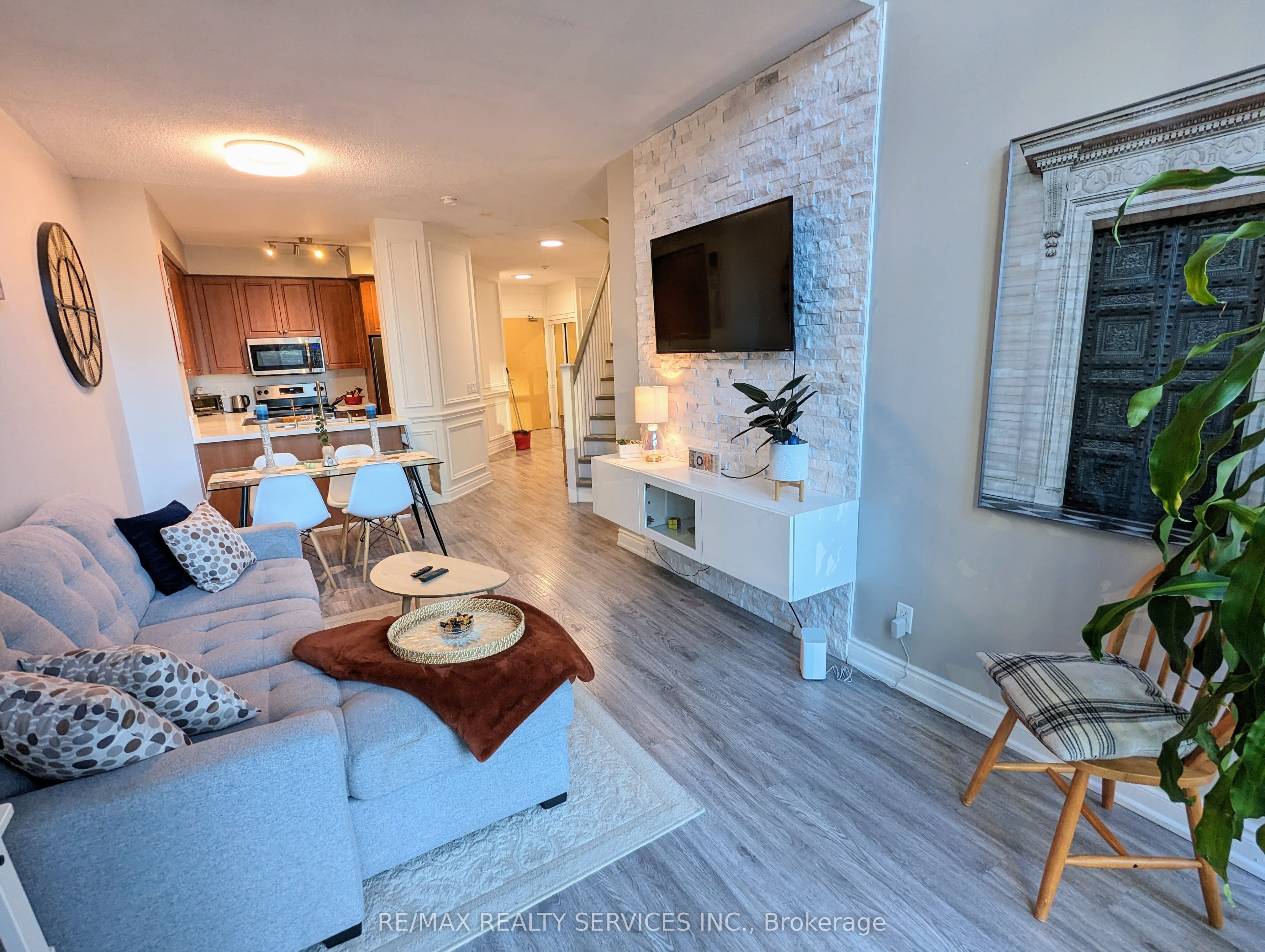 220 Burnhamthorpe Road W 711, Mississauga, ON L5B 4N4 photo 2