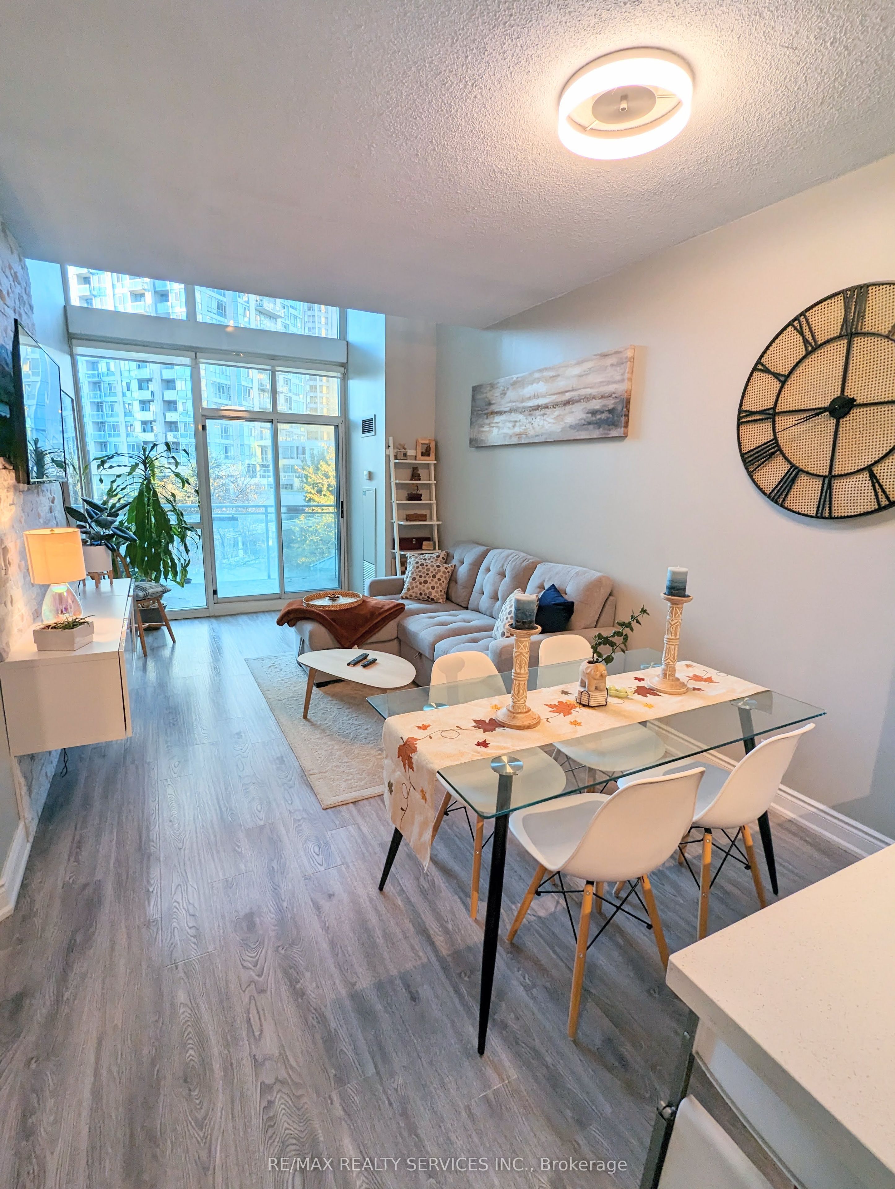 220 Burnhamthorpe Road W 711, Mississauga, ON L5B 4N4 photo 3