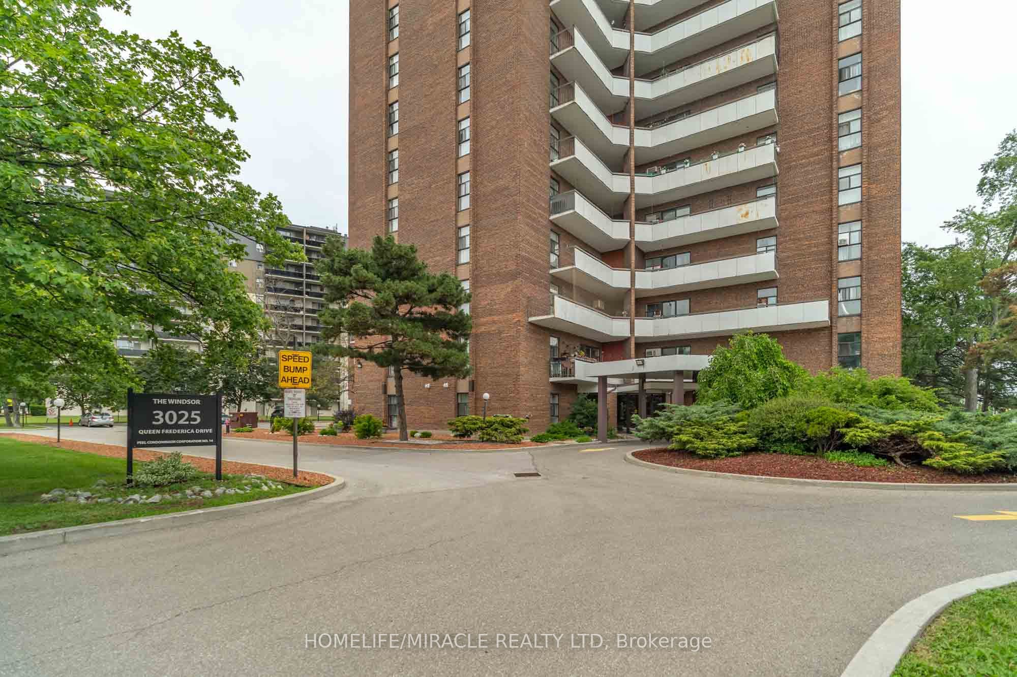 3025 Queen Frederica Drive 807, Mississauga, ON L4Y 3A1