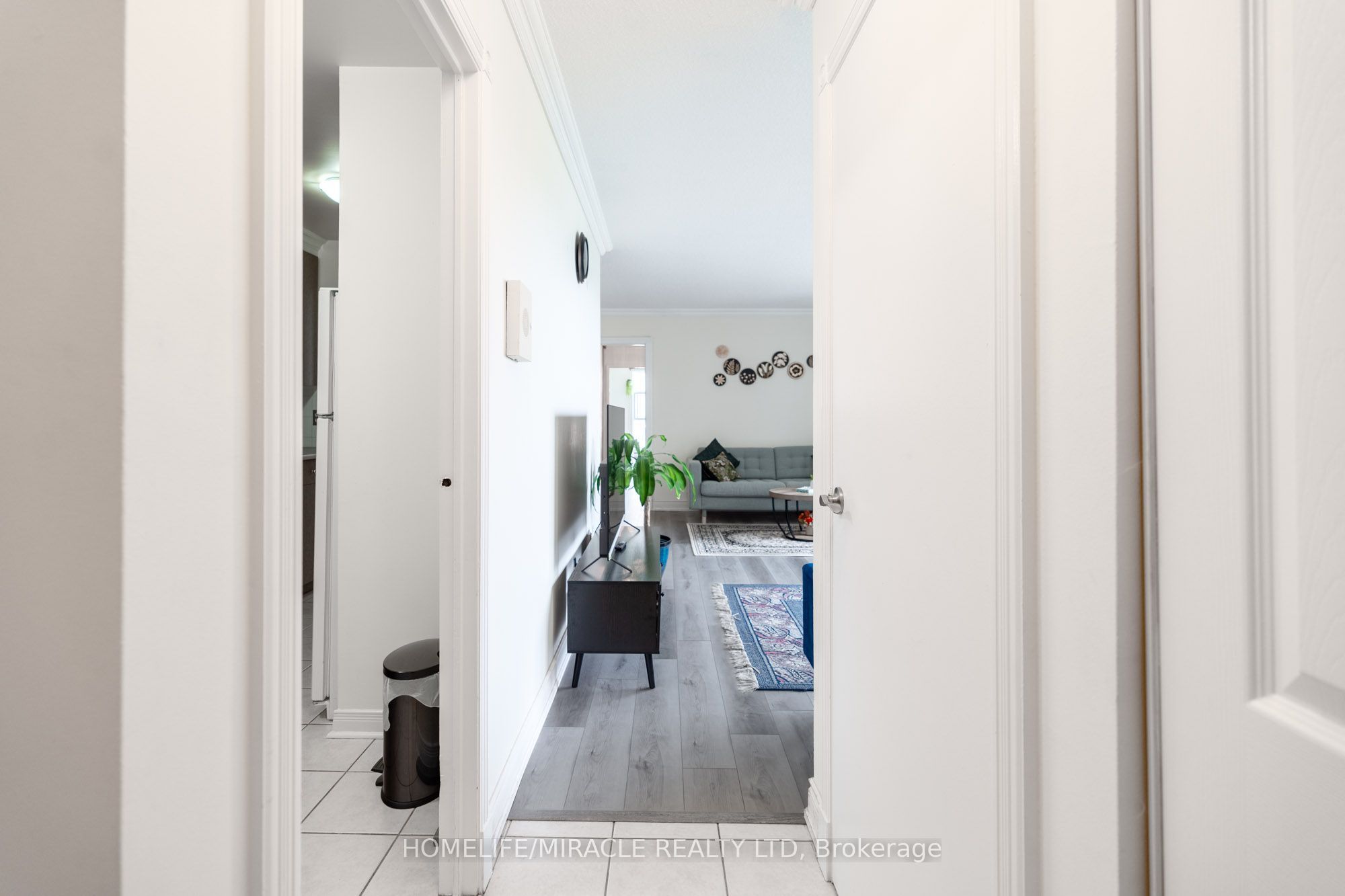 3025 Queen Frederica Drive 807, Mississauga, ON L4Y 3A1 photo 2