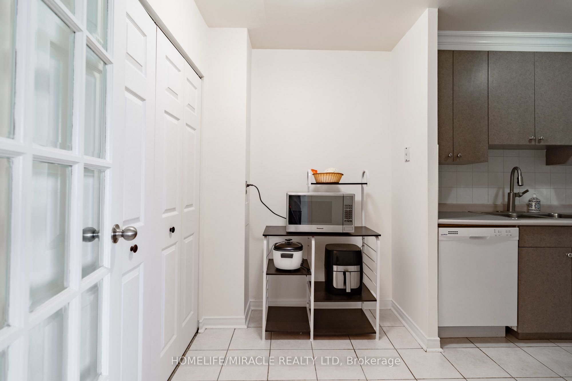 3025 Queen Frederica Drive 807, Mississauga, ON L4Y 3A1 photo 4